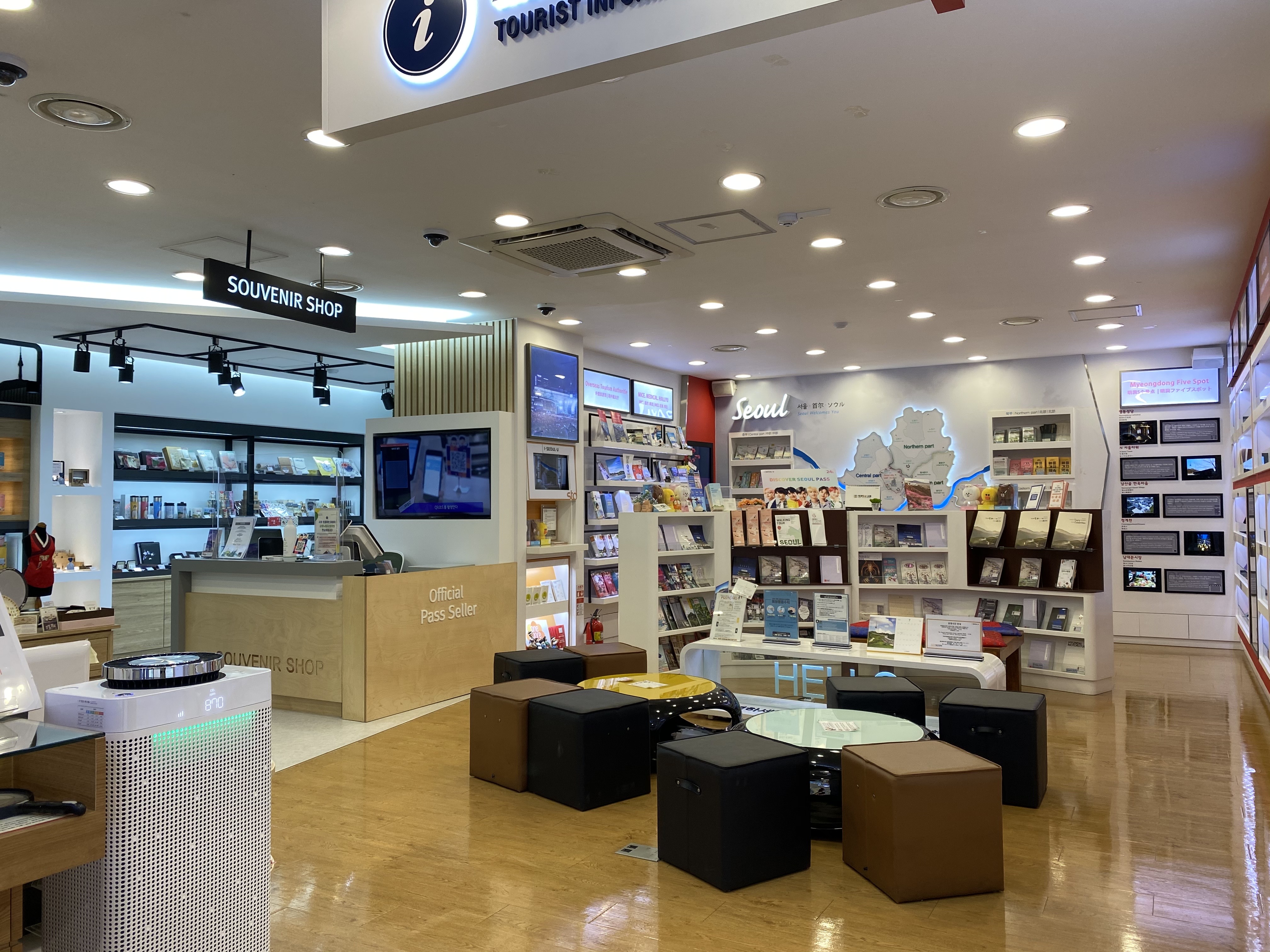 Myeongdong Tourist Information Center2 : Interior space large enough for wheelchair users with resting areas 