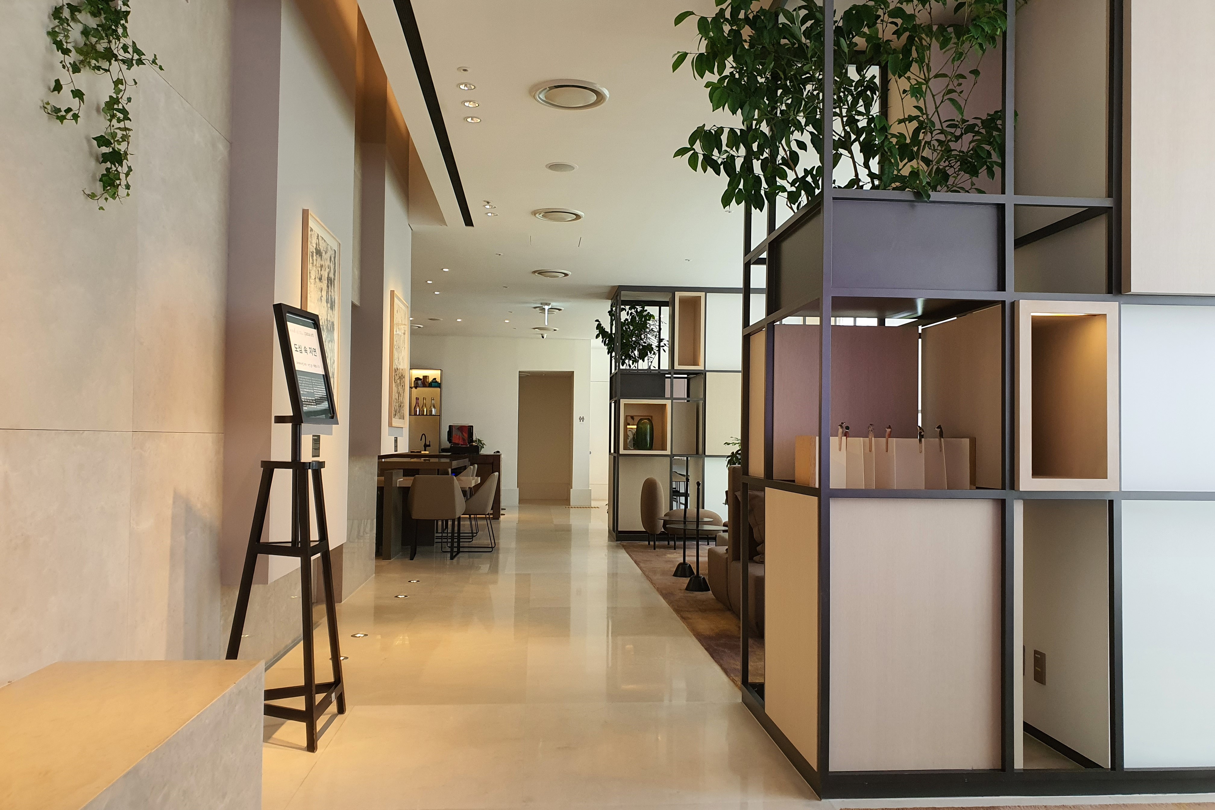 안다즈 서울 강남2 : 기하학적 구조물과 식물로 장식된 현대적인 디자인의 호텔 로비