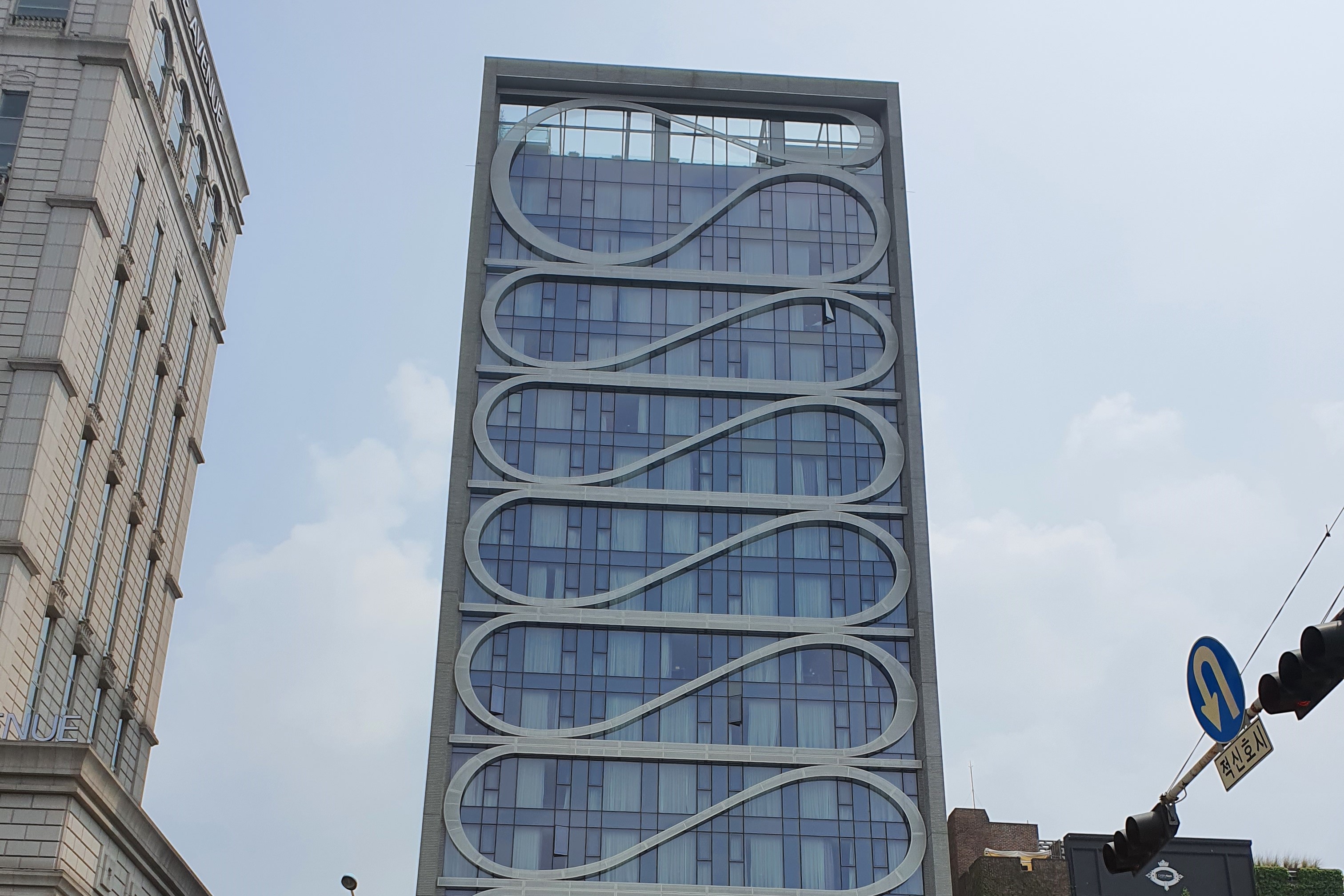  에이든 바이 베스트웨스턴 청담0 : 곡선 무늬로 장식된 호텔 건물 외관