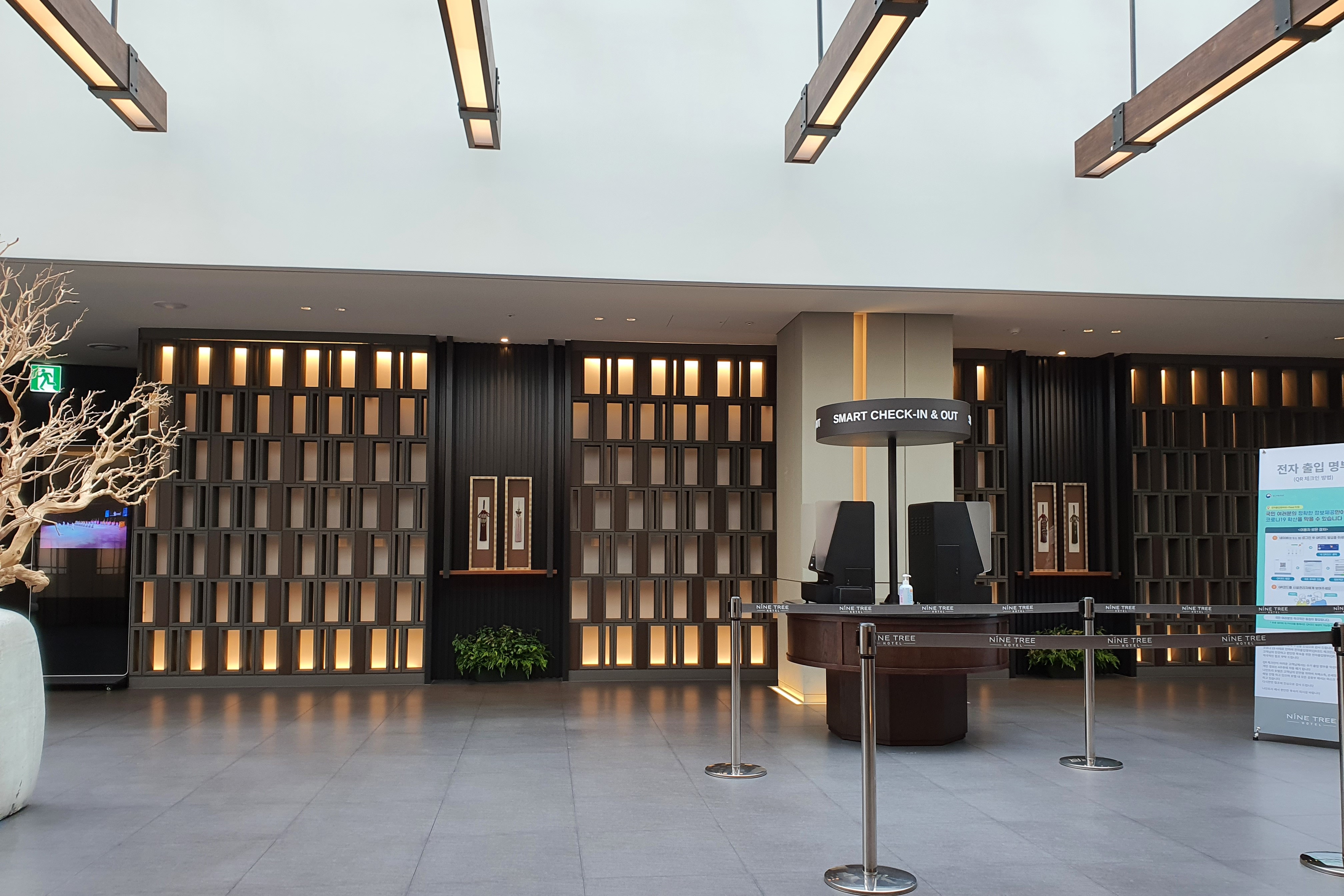 Nine Tree Premier Hotel Insadong1 : Lobby with a clean and modern interior