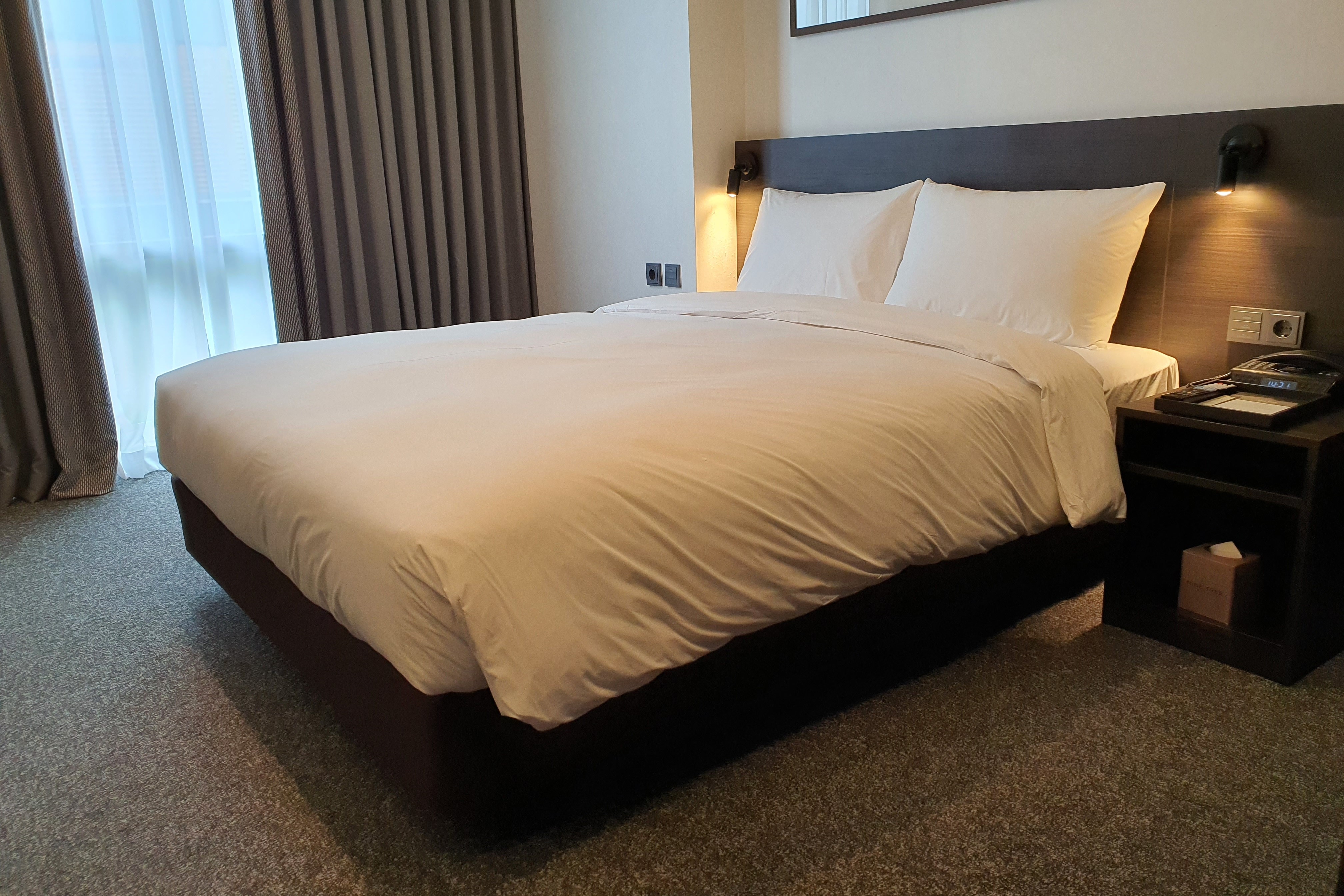 Nine Tree Premier Hotel Insadong2 : Simple and clean guestroom with a large bed