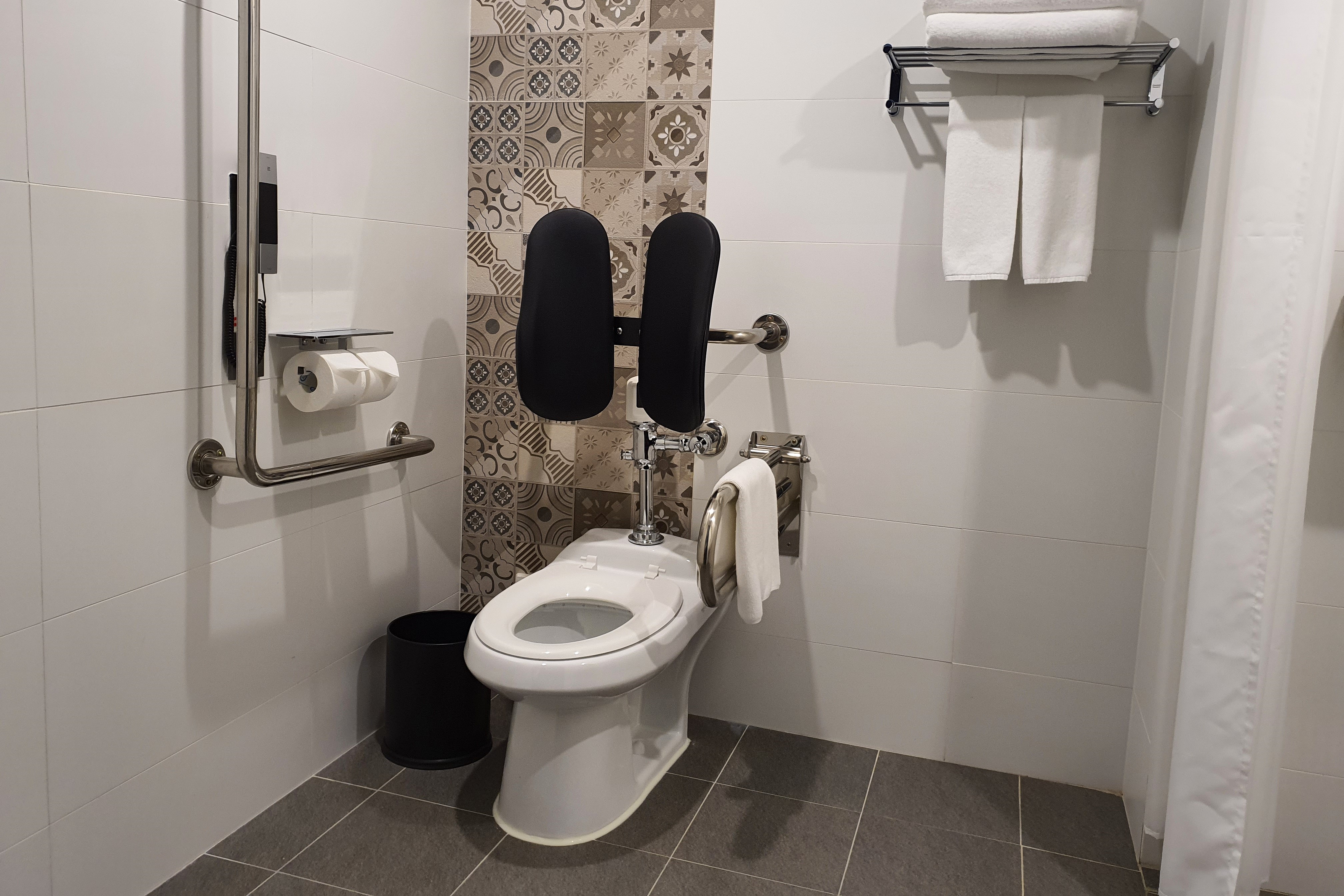 장애인 객실 화장실0 : 안전바와 등받이가 설치된 나인트리 프리미어 호텔 인사동 객실 화장실