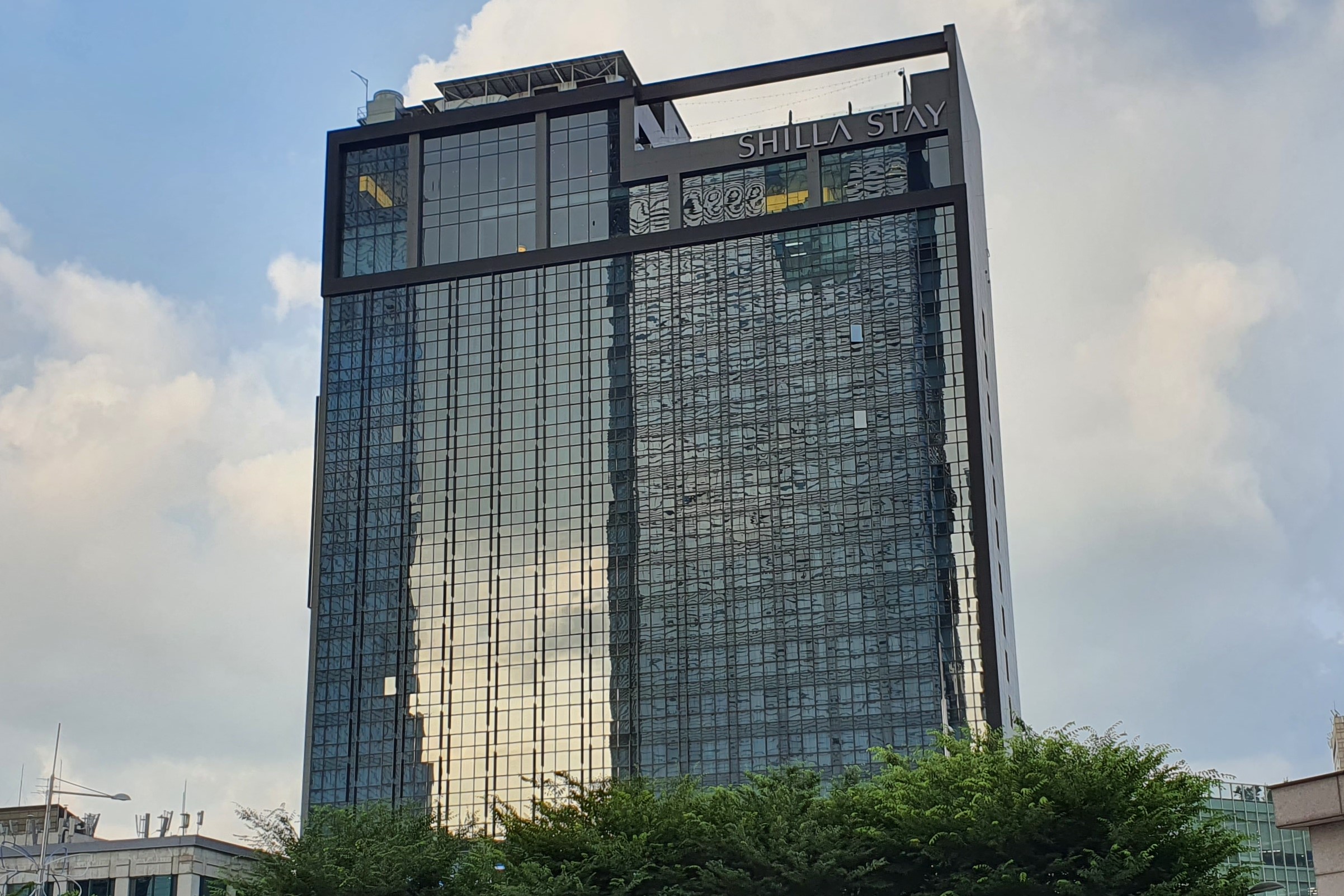신라 스테이 삼성0 : 하늘 높이 뻗어있는 호텔 건물