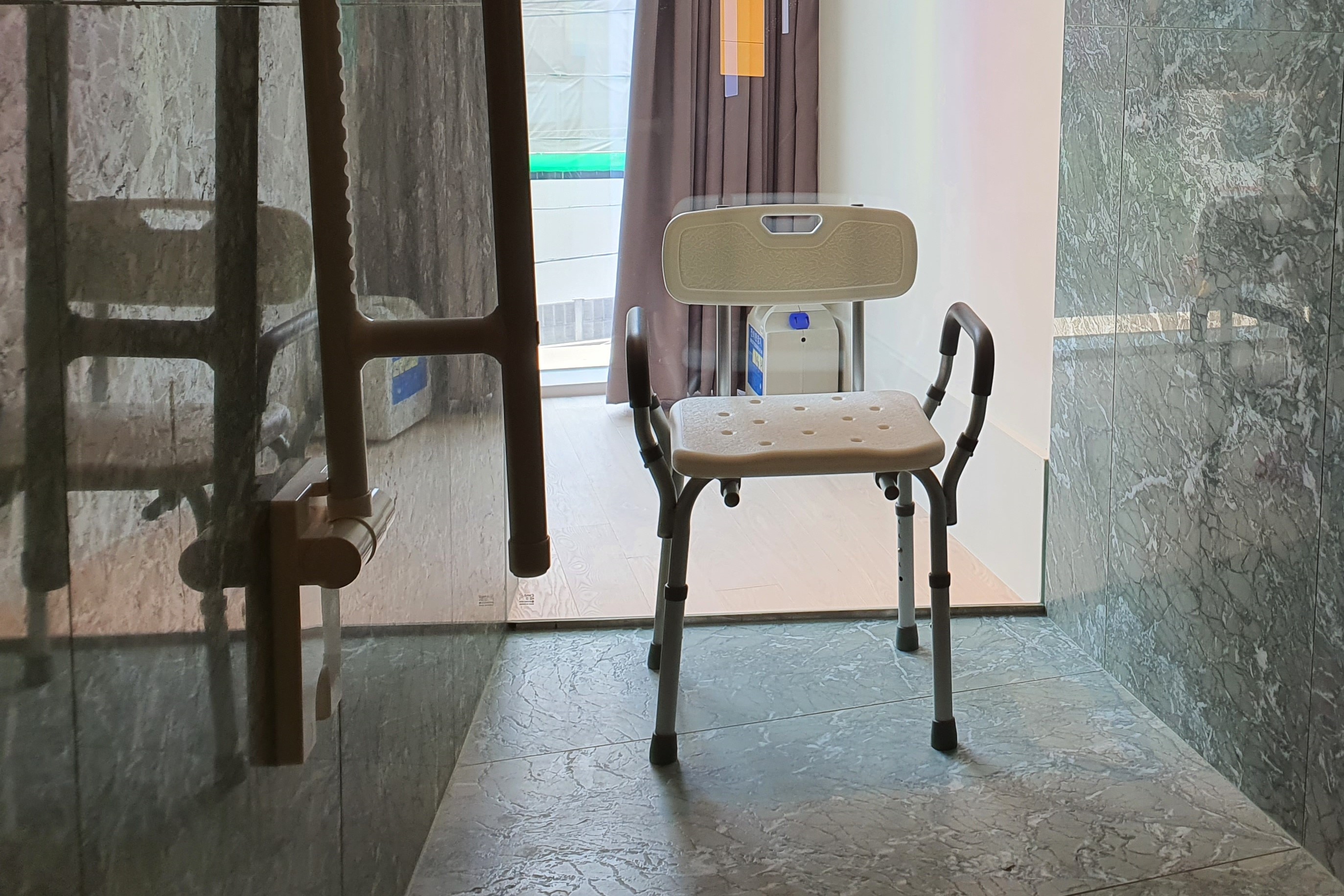장애인 객실0 : 화장실에 비치된 샤워 의자