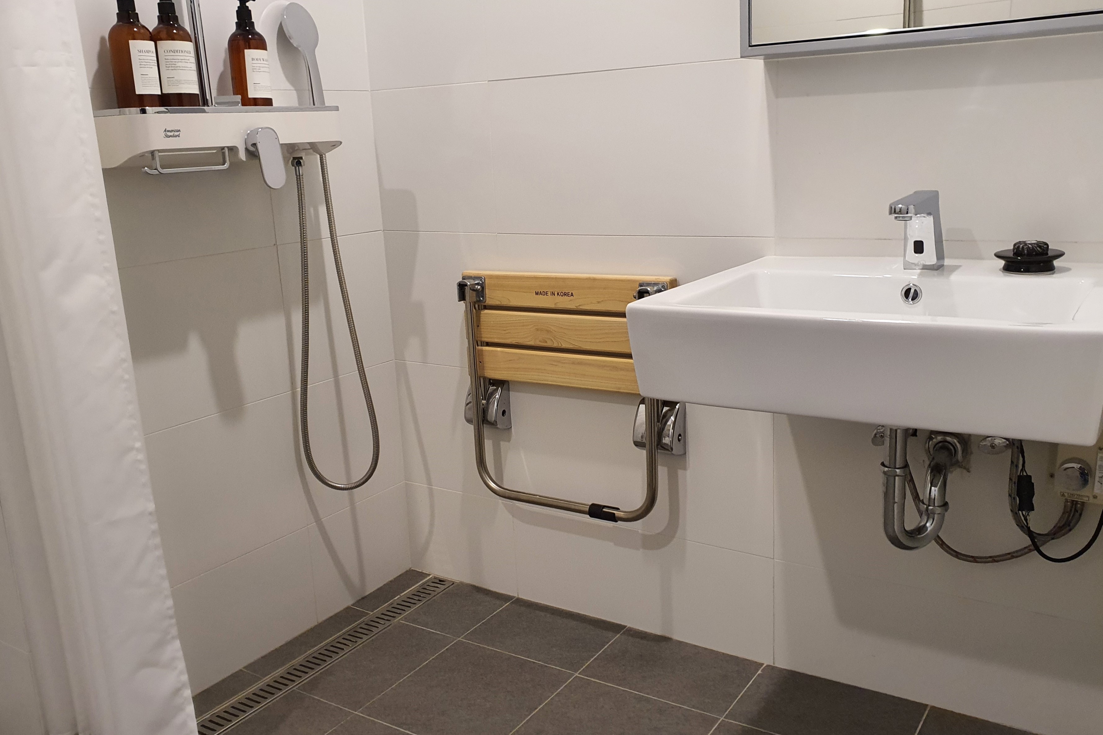 장애인 객실 화장실0 : 샤워 의자가 설치된  나인트리 프리미어 호텔 인사동 객실 화장실 샤워의자