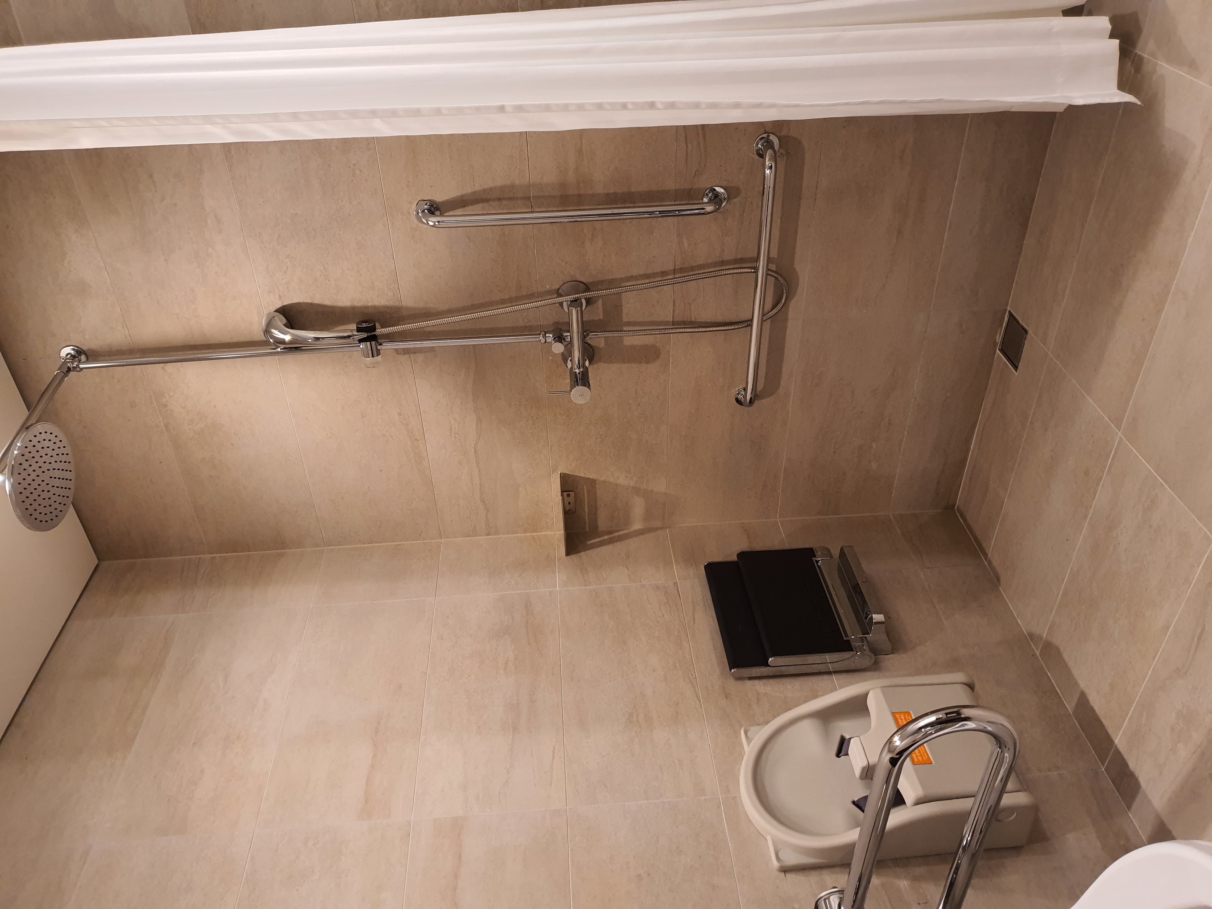 Disabled Rooms.0 : Roll-in shower in the guestroom