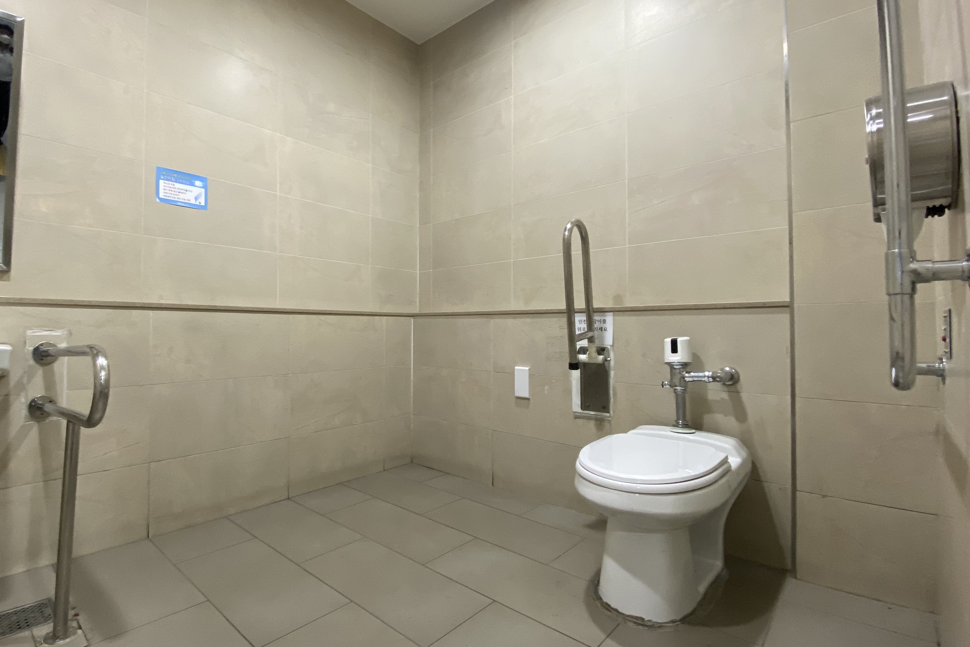 장애인화장실0 : 공간이 넓어 휠체어 사용 가능한 장애인화장실 내부 모습
