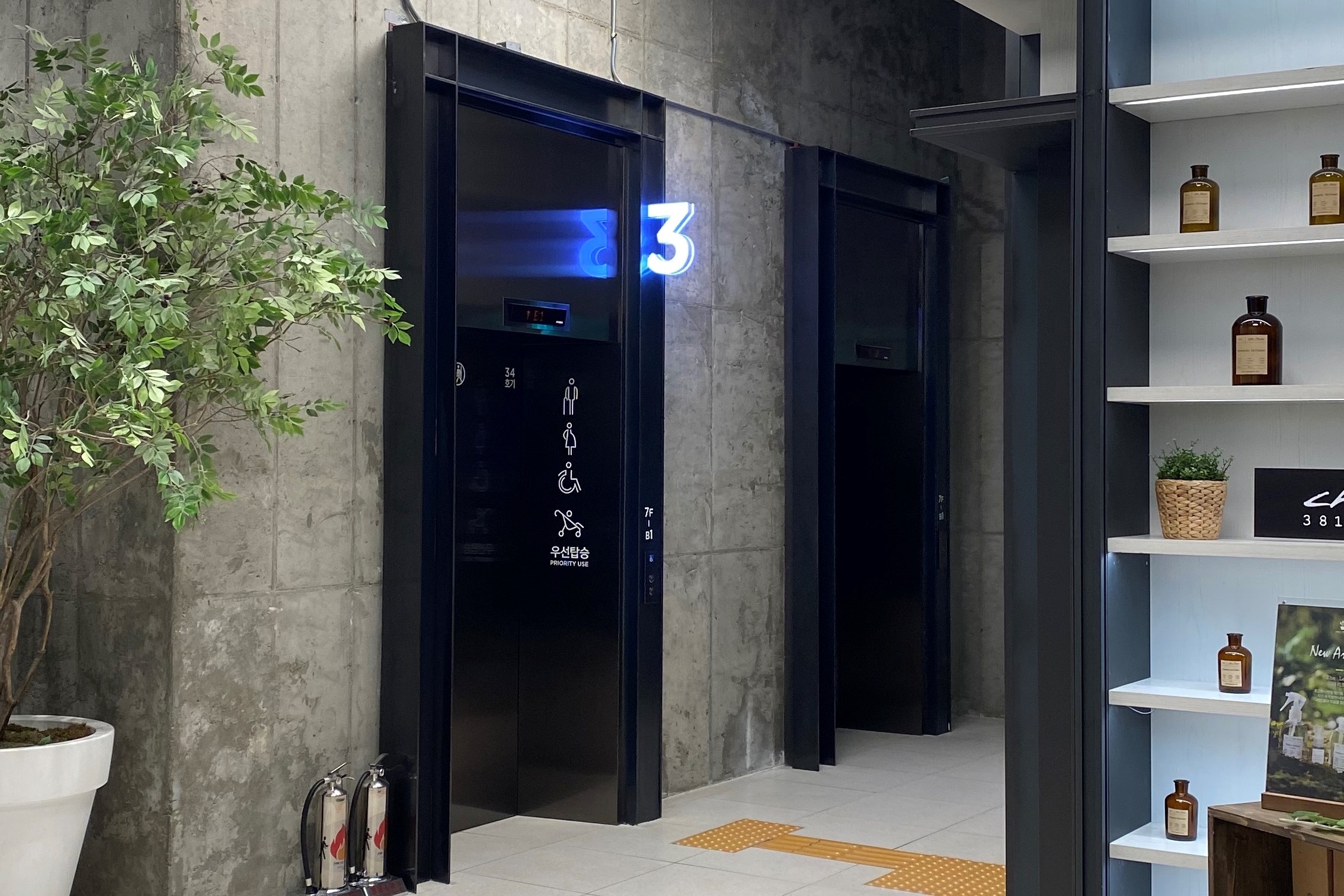 엘리베이터0 : 엘리베이터로 이용 가능해서 노약자, 장애인 등 접근성 우수
