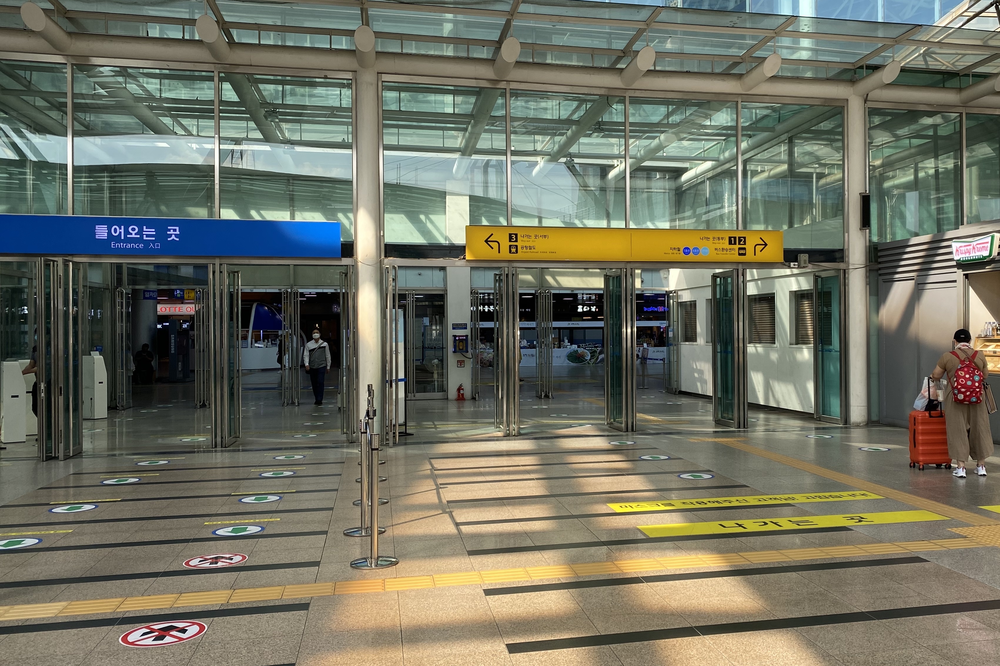 Entryway0 : Highly accessible entryway situated at Seoul Station