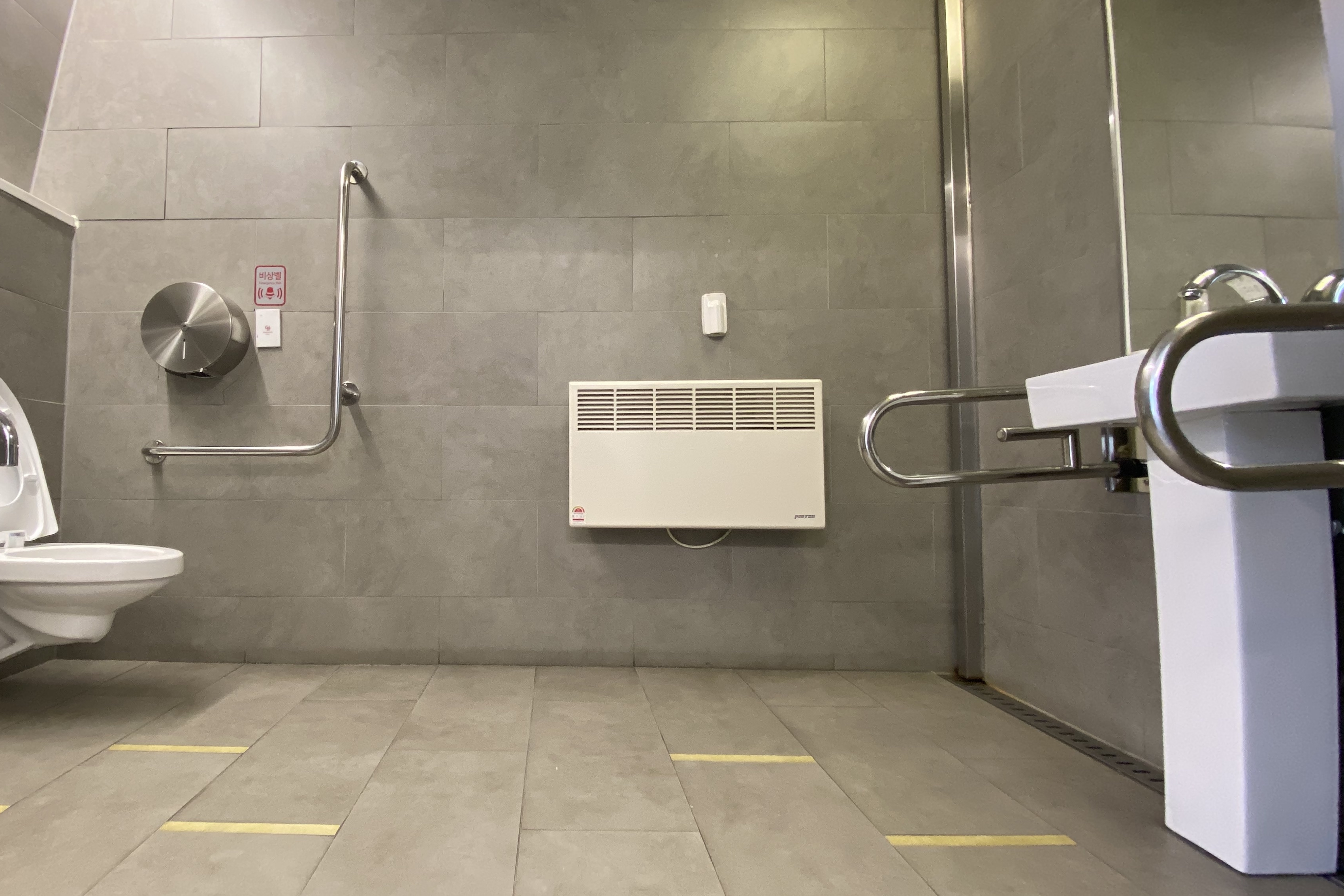 인근 장애인화장실0 : 공간이 넓어 휠체어 사용 가능한 장애인화장실 내부 모습
