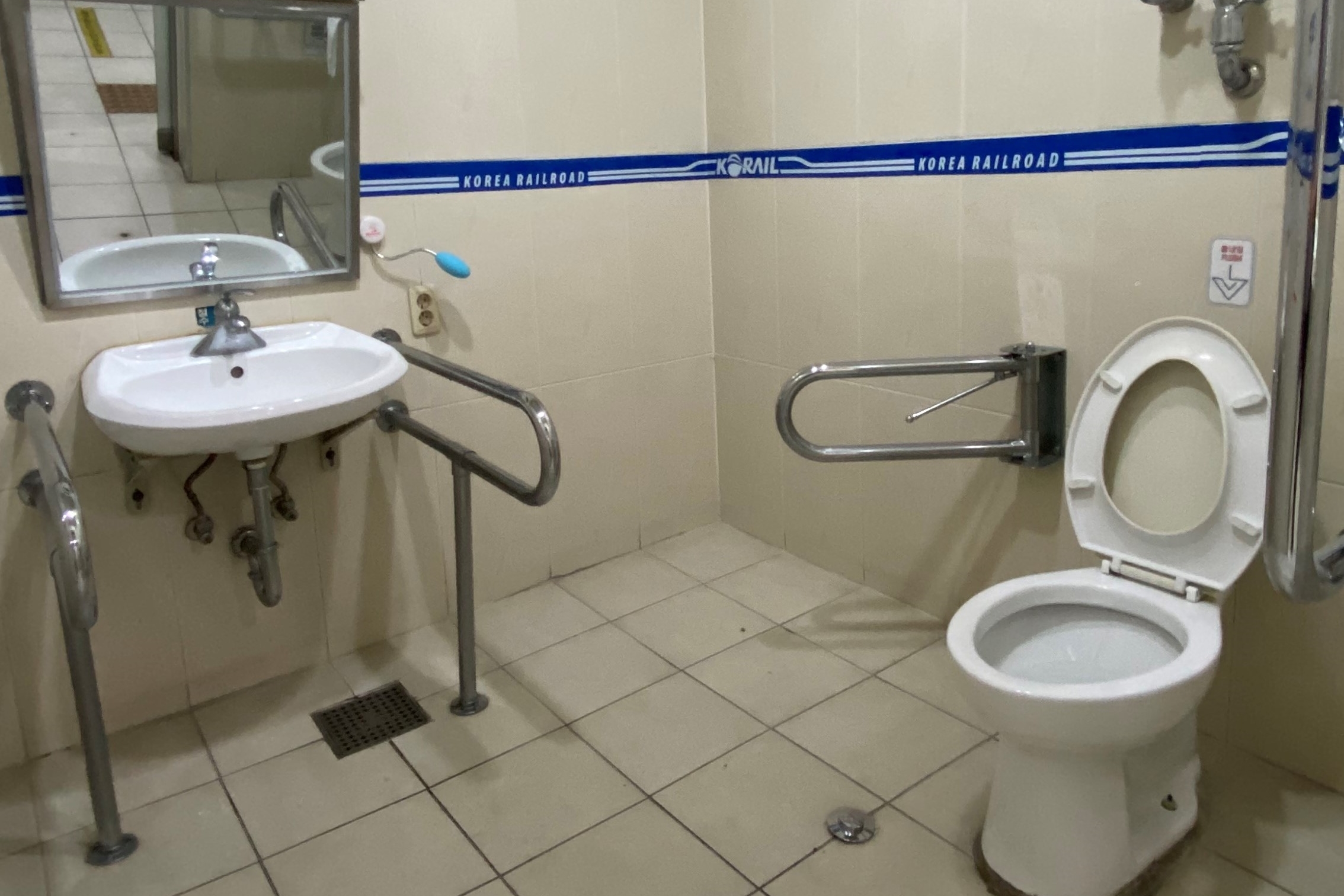 인근 장애인화장실0 : 공간이 넓어 휠체어 사용 가능한 신촌역 관광안내소 장애인화장실 내부 모습
