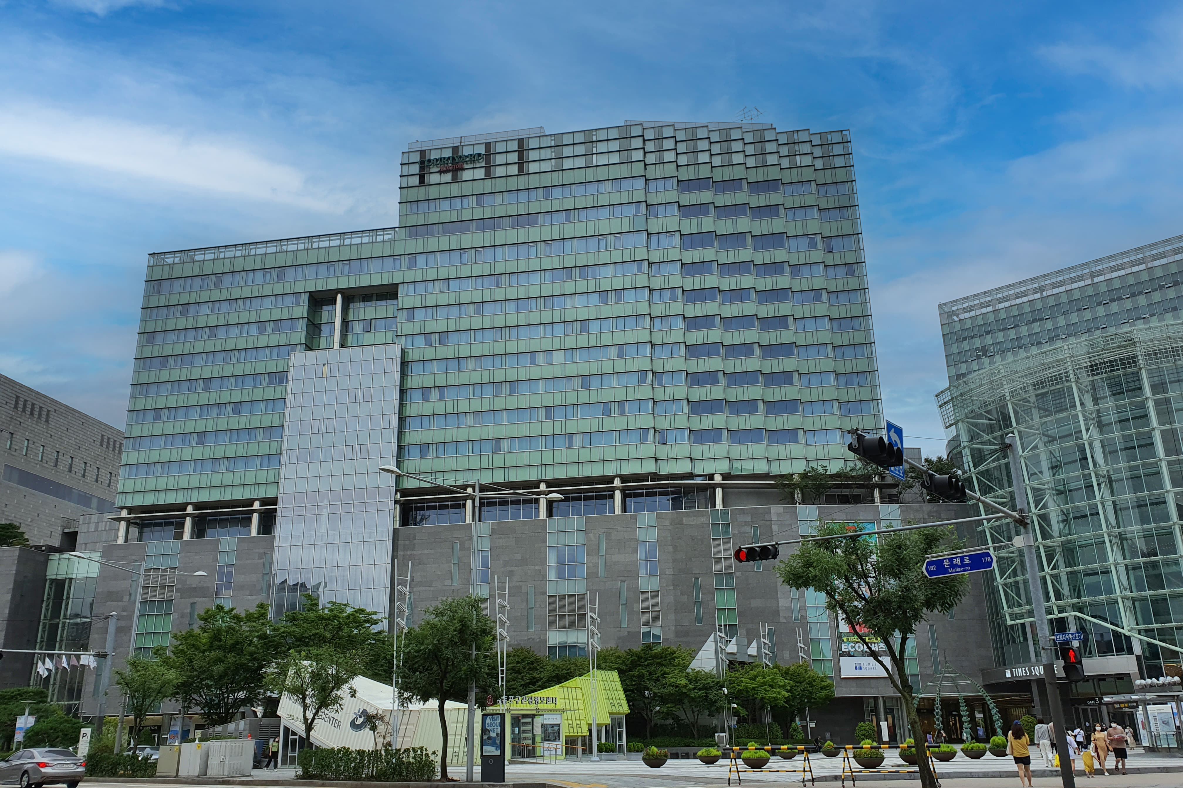 Courtyard by Marriott Seoul Times Square0 : Horizontally wide hotel building with whole-glass outer wall at the upper part