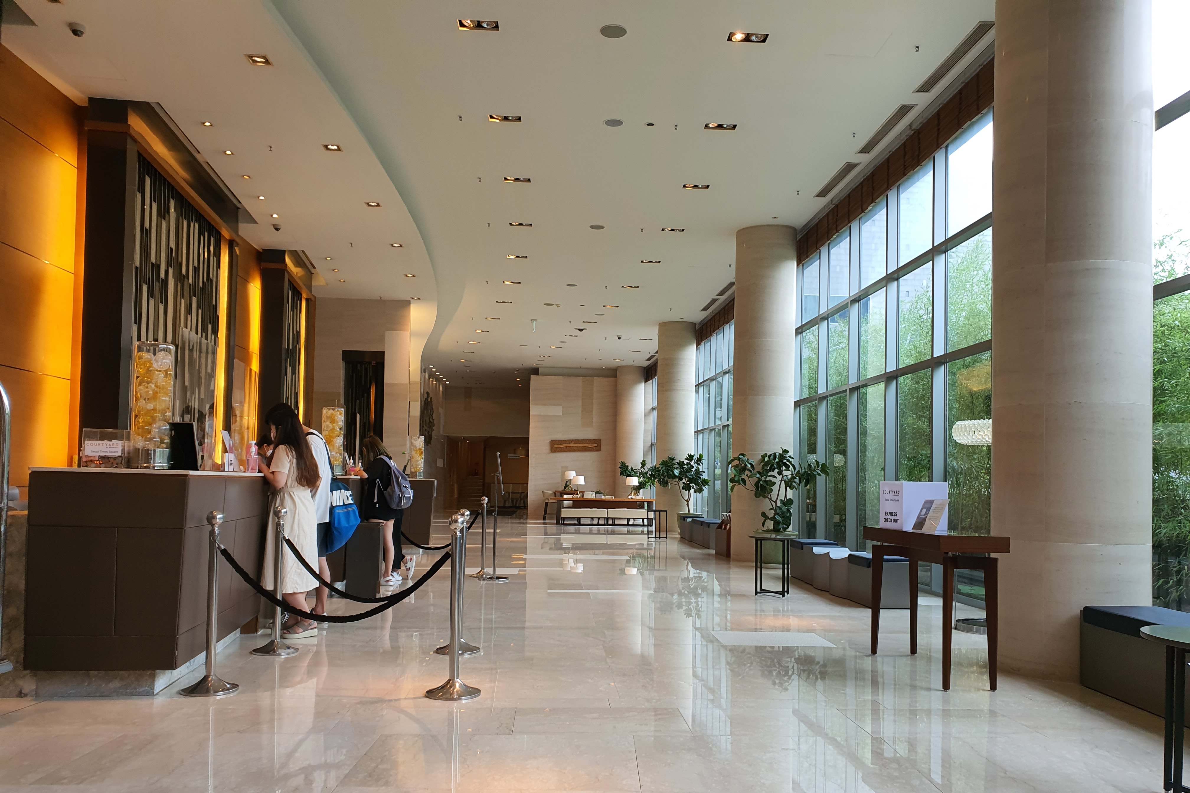 Entryway/Main entrance0 : Hotel lobby with high ceilings and wide aisles