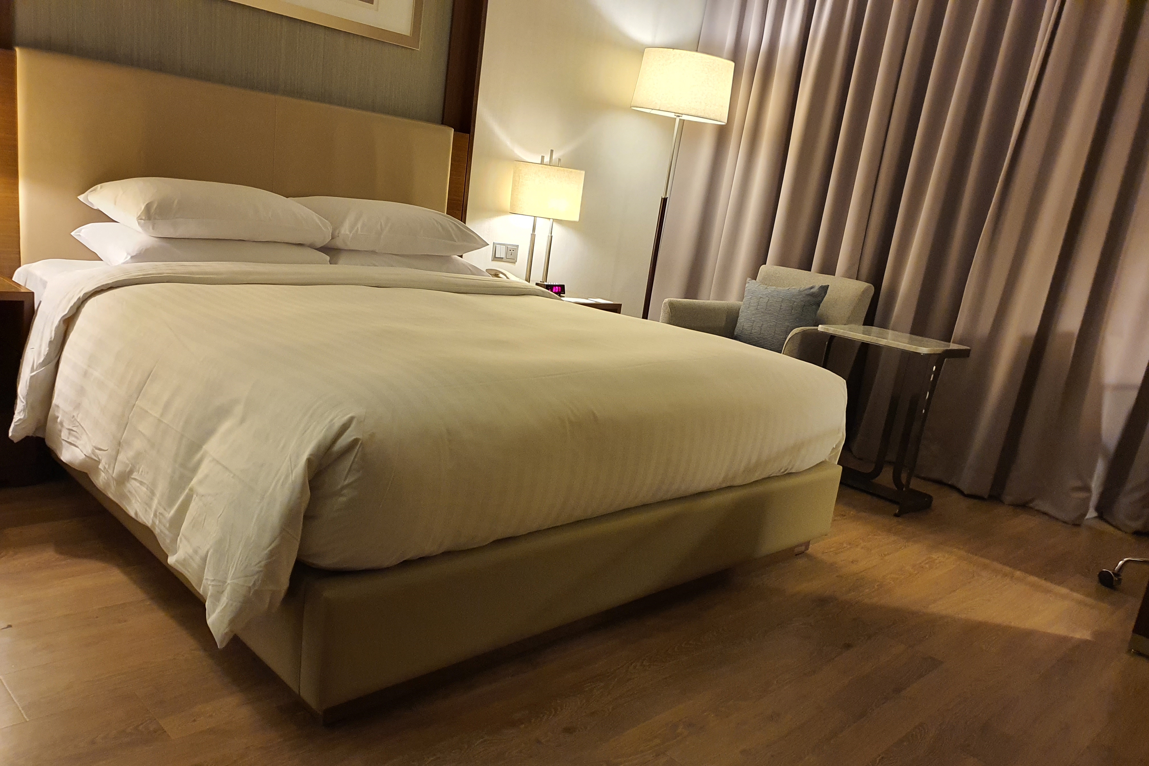 Courtyard by Marriott Seoul Times Square3 : Cozy hotel room with soft lighting
