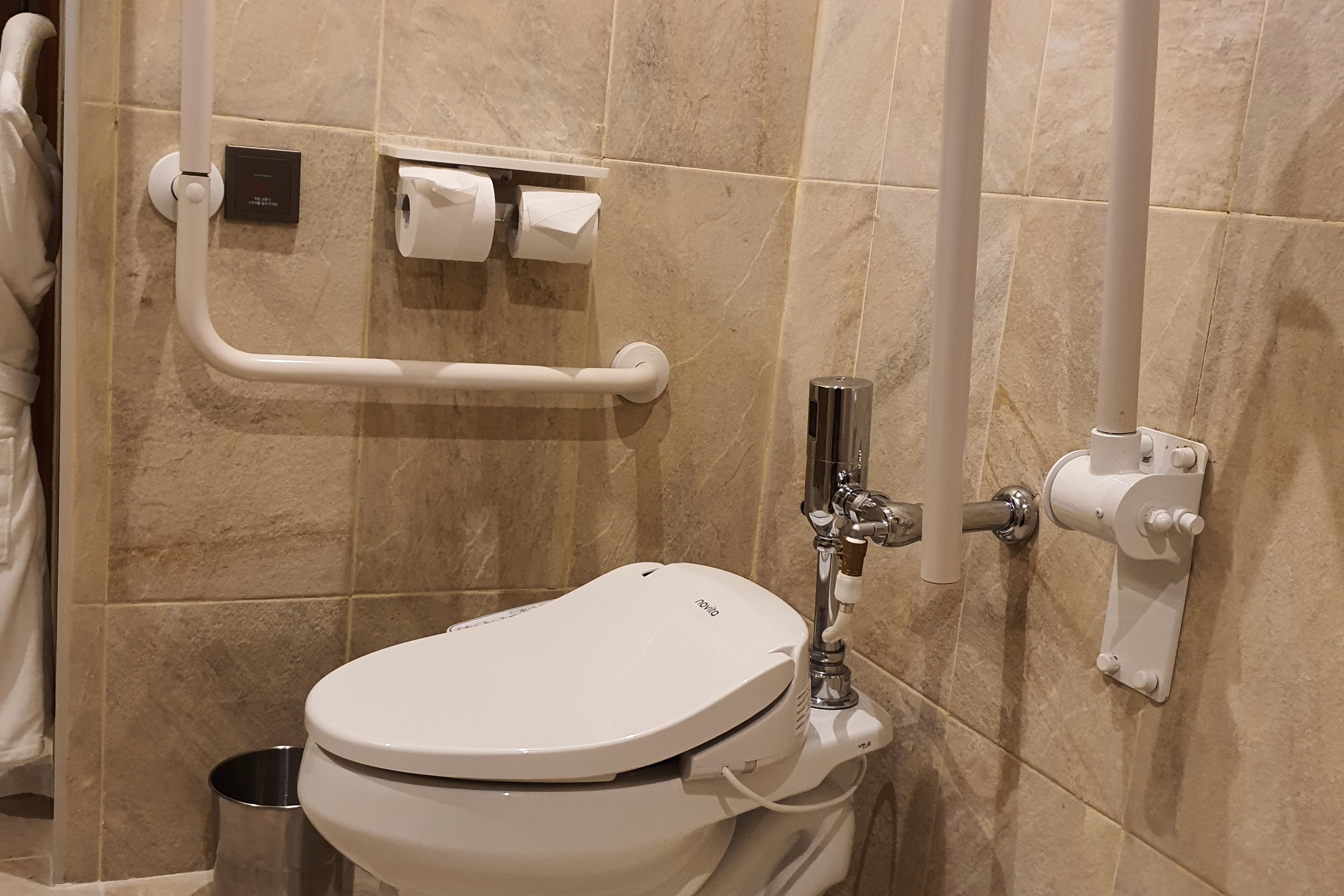객실 내 화장실0 :  안전바가 설치된 객실 화장실