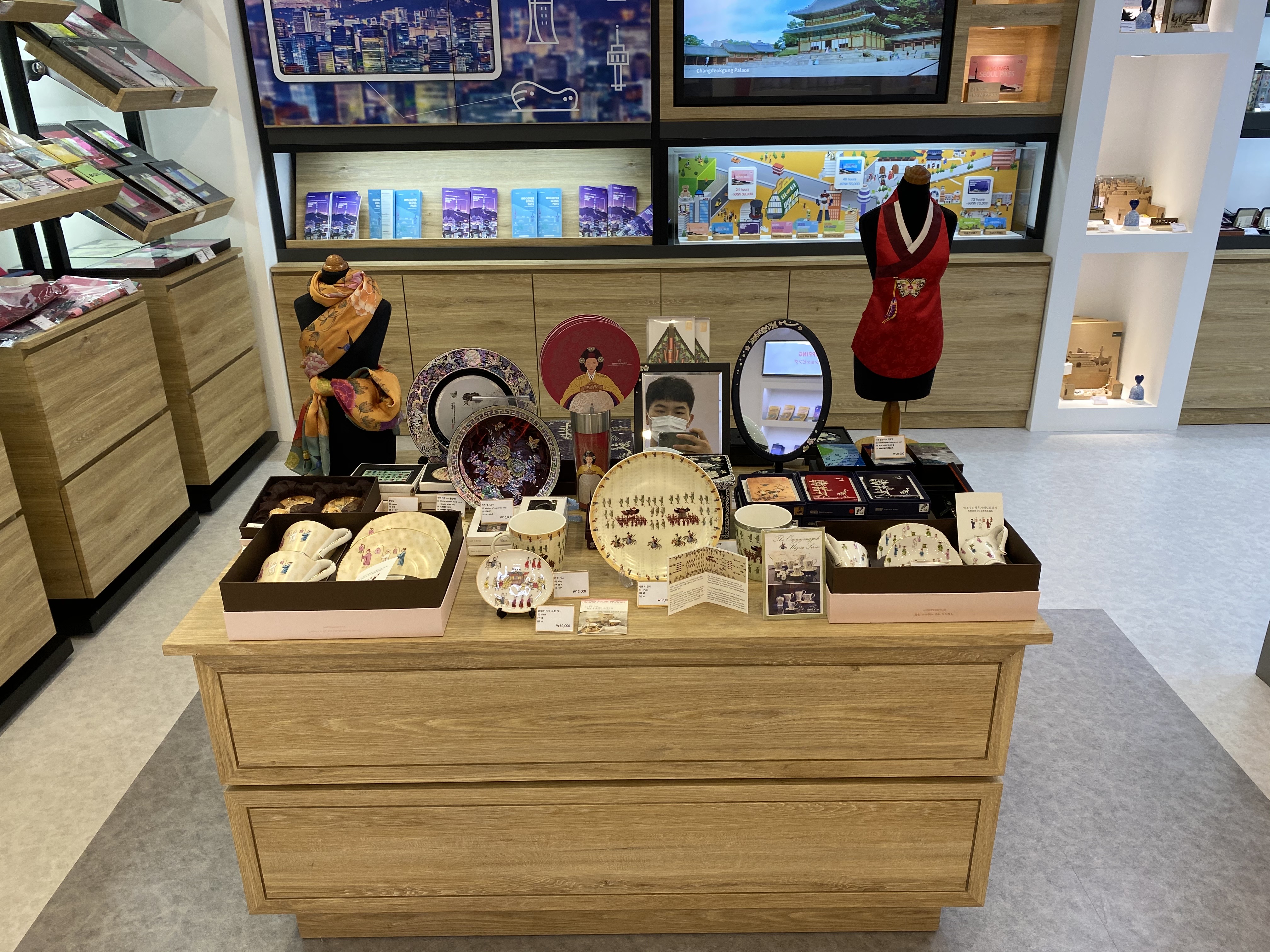 Myeongdong Tourist Information Center3 : Interior view of a souvenir shop with various items