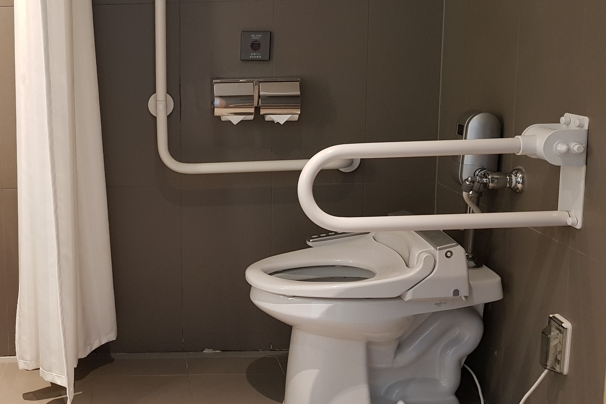 객실 화장실0 : 충분한 공간과 비상벨이 설치되어 있는 L7호텔 명동 바이 롯데 화장실 전경