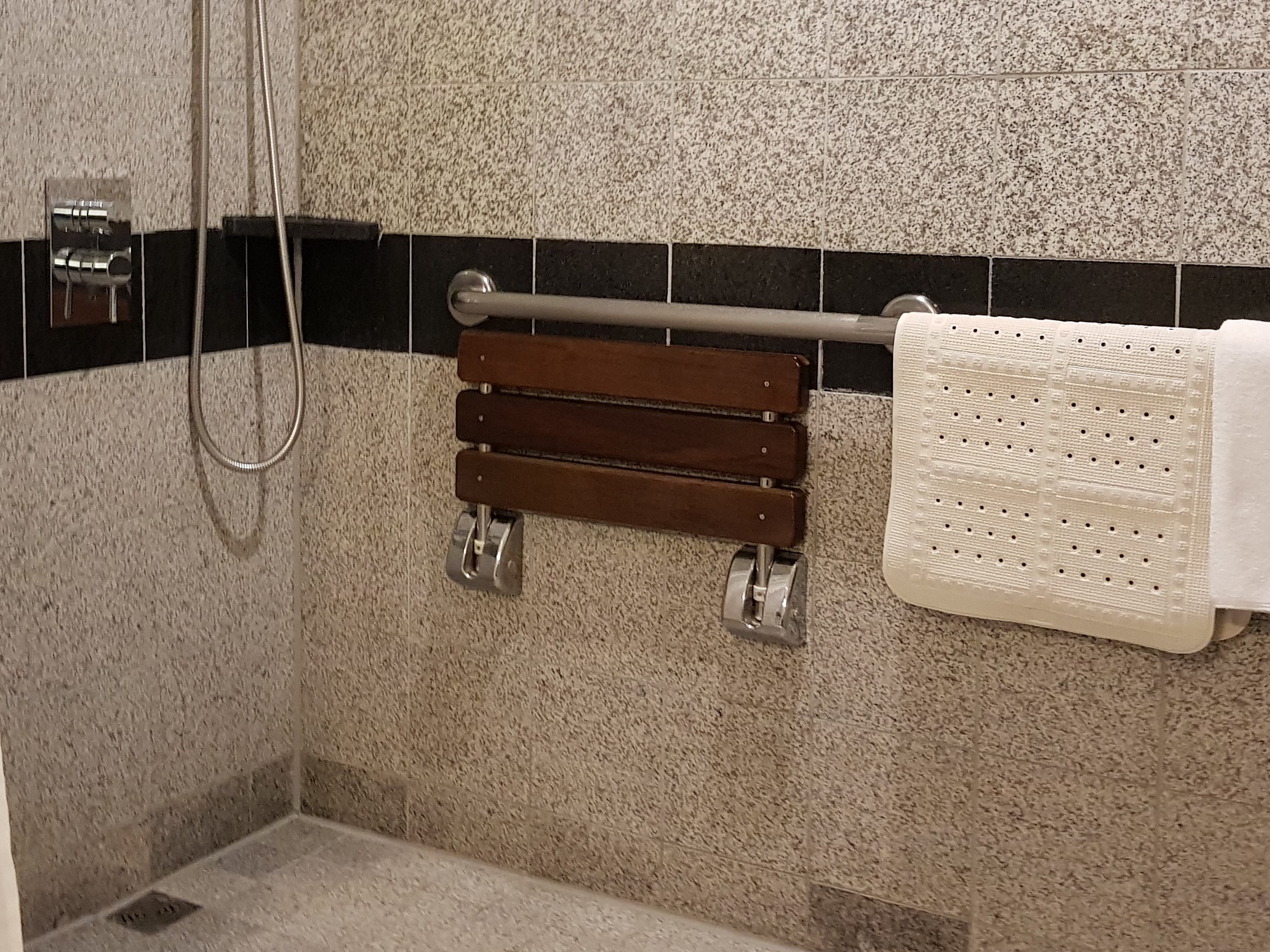 샤워의자0 :  샤워의자가 설치되어 있는 그랜드 인터콘티넨탈 서울 파르나스 화장실 전경