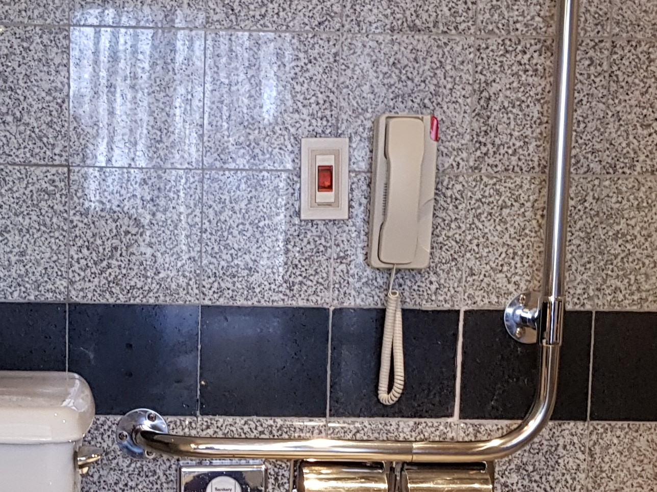 비상벨0 : 비상전화와 비상벨이 설치되어 있는 그랜드 인터콘티넨탈 서울 파르나스 화장실 전경