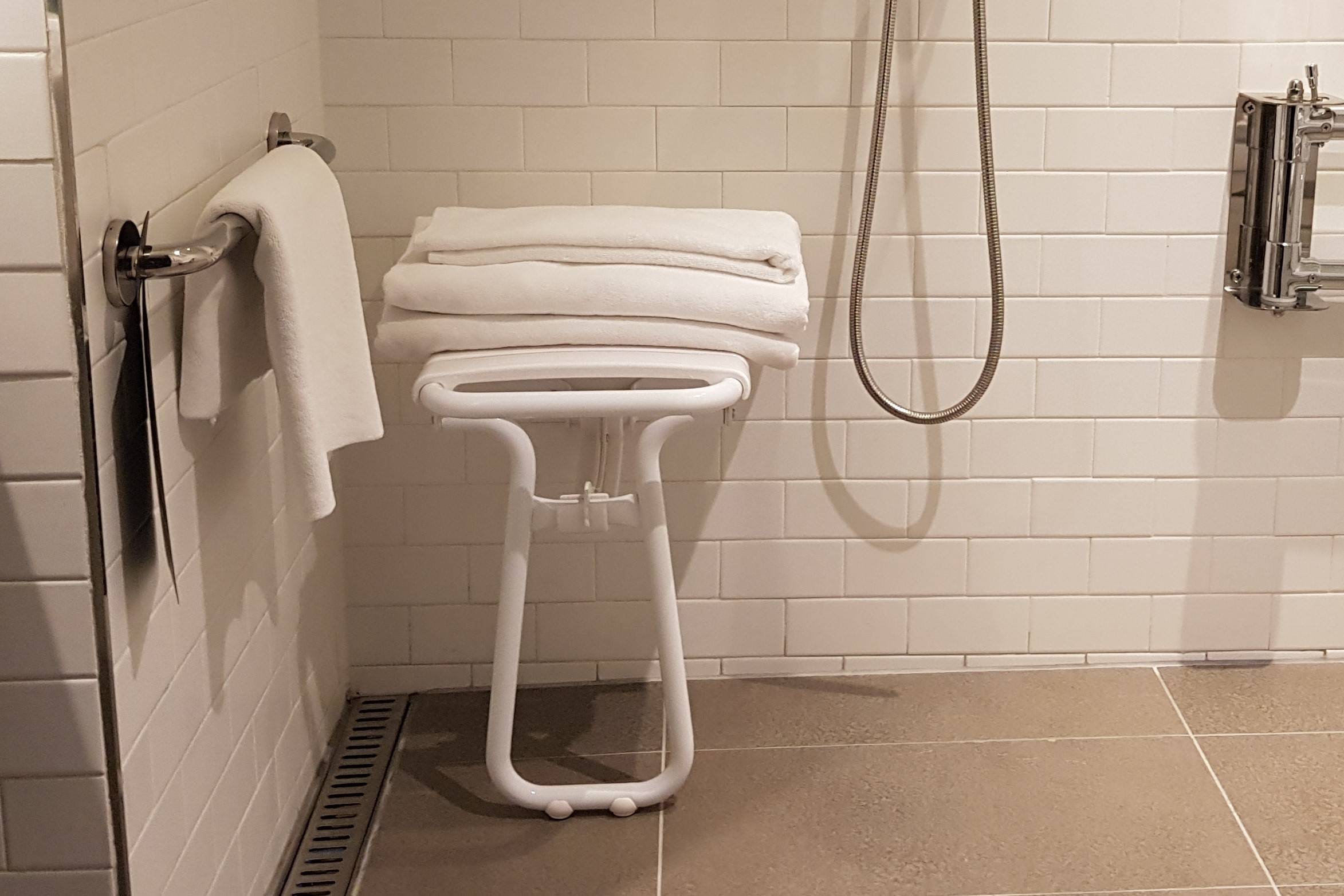 샤워의자0 : 샤워의자가 설치되어 있는 글래드호텔강남코엑스 화장실 전경