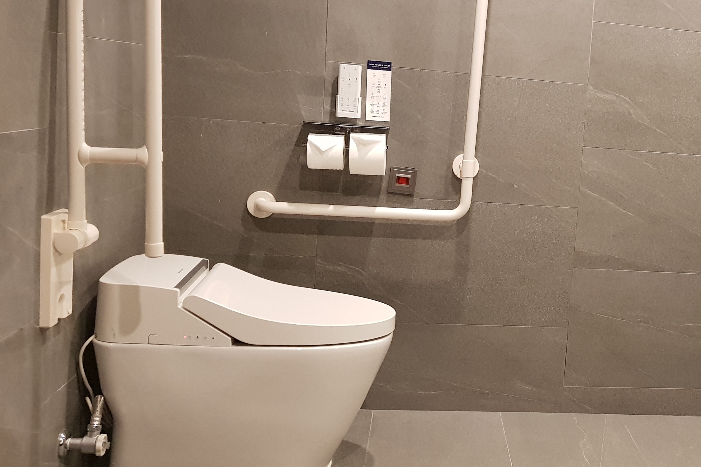 객실 화장실0 : 안전바와 손잡이가 설치되어 있는 노보텔 앰배서더 서울 동대문 화장실 전경