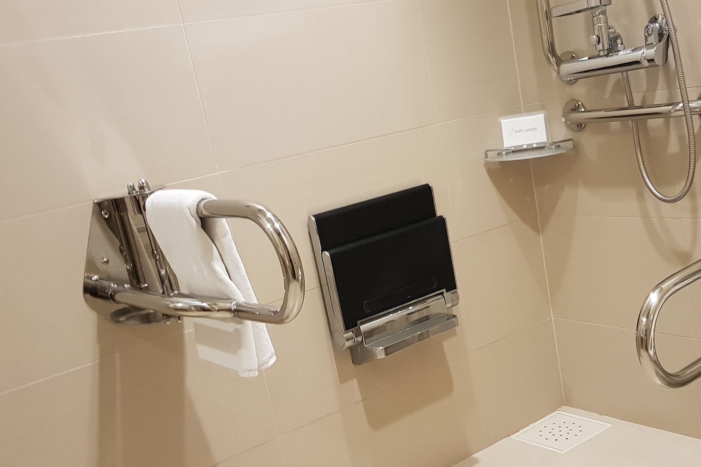 장애인 객실 화장실0 : 객실에 설치된 벽걸이형 사워의자