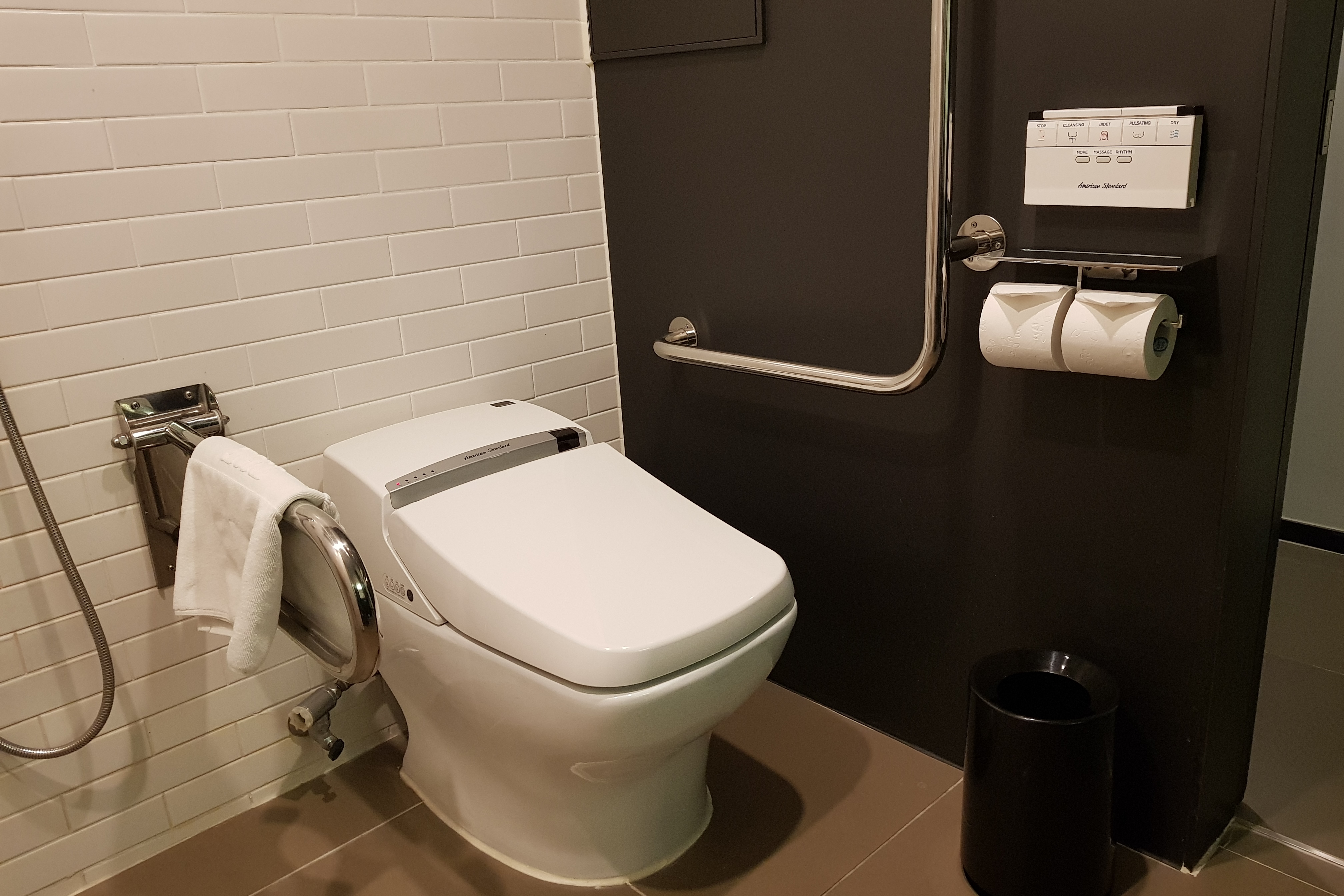 객실 화장실0 : 손잡이가 설치되어있는 소테츠호텔즈 더 스프라지르 서울명동 화장실 내부 전경