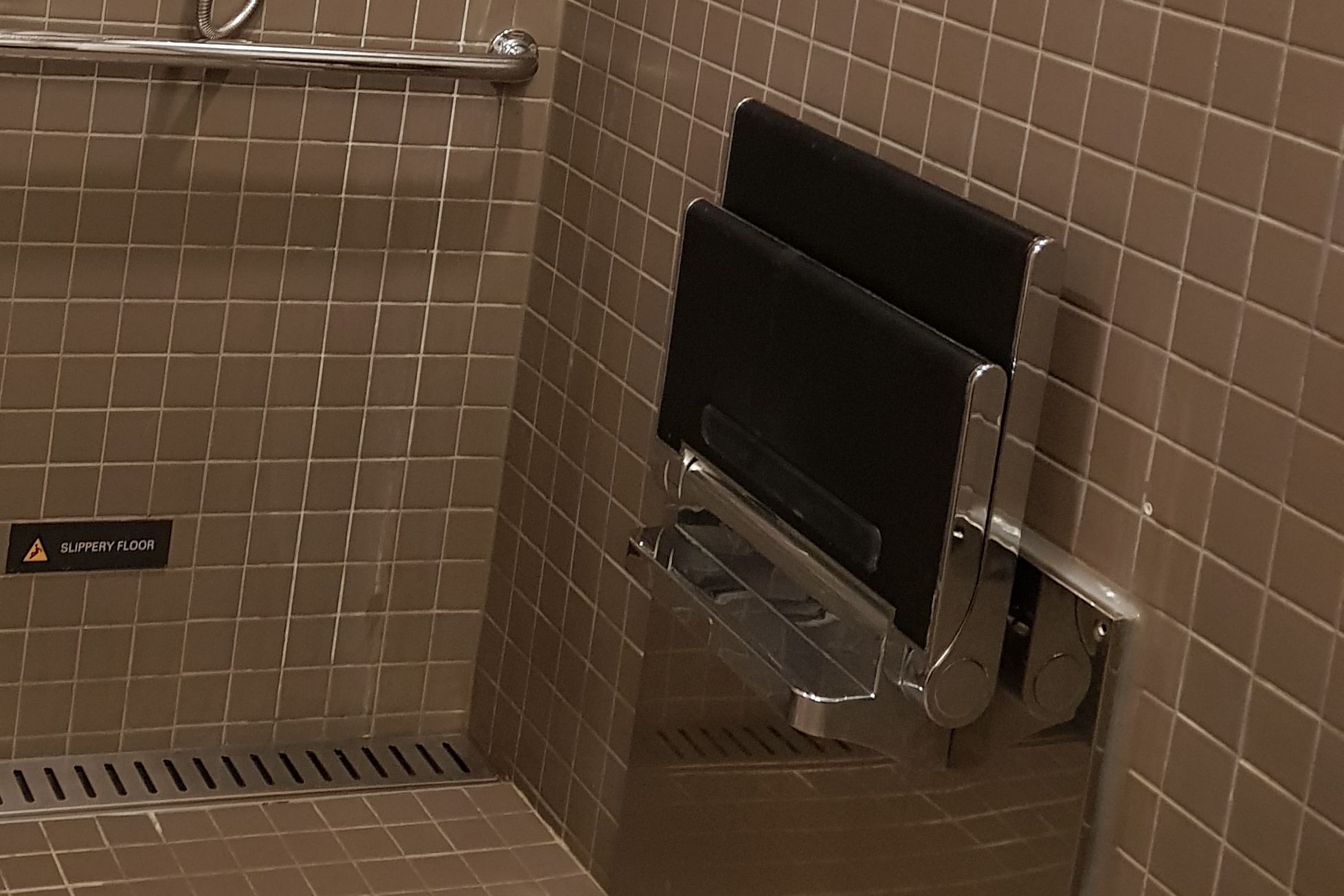 샤워의자0 : 샤워의자가 설치되어 있는 신라스테이광화문 화장실 전경