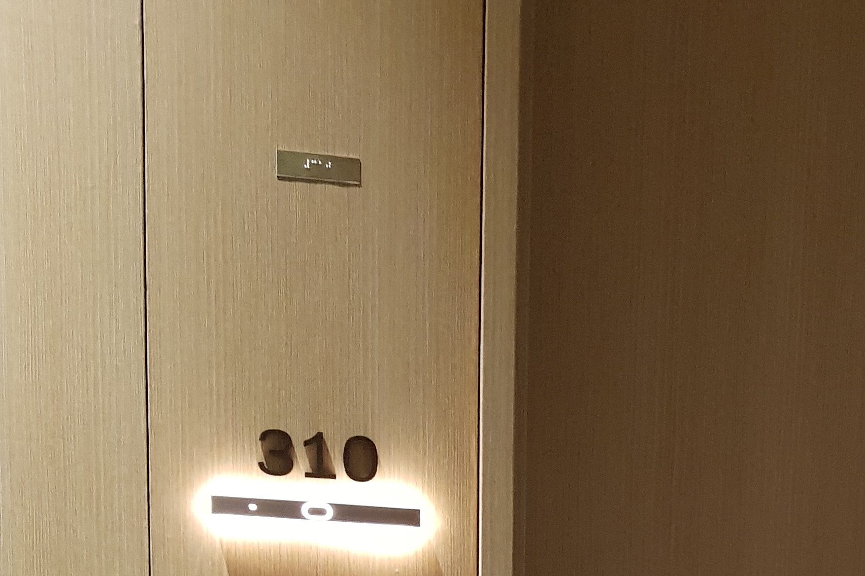 Guestroom entrance0 : Korean braille description board installed at the room entrance of the Aloft Seoul Myeongdong
