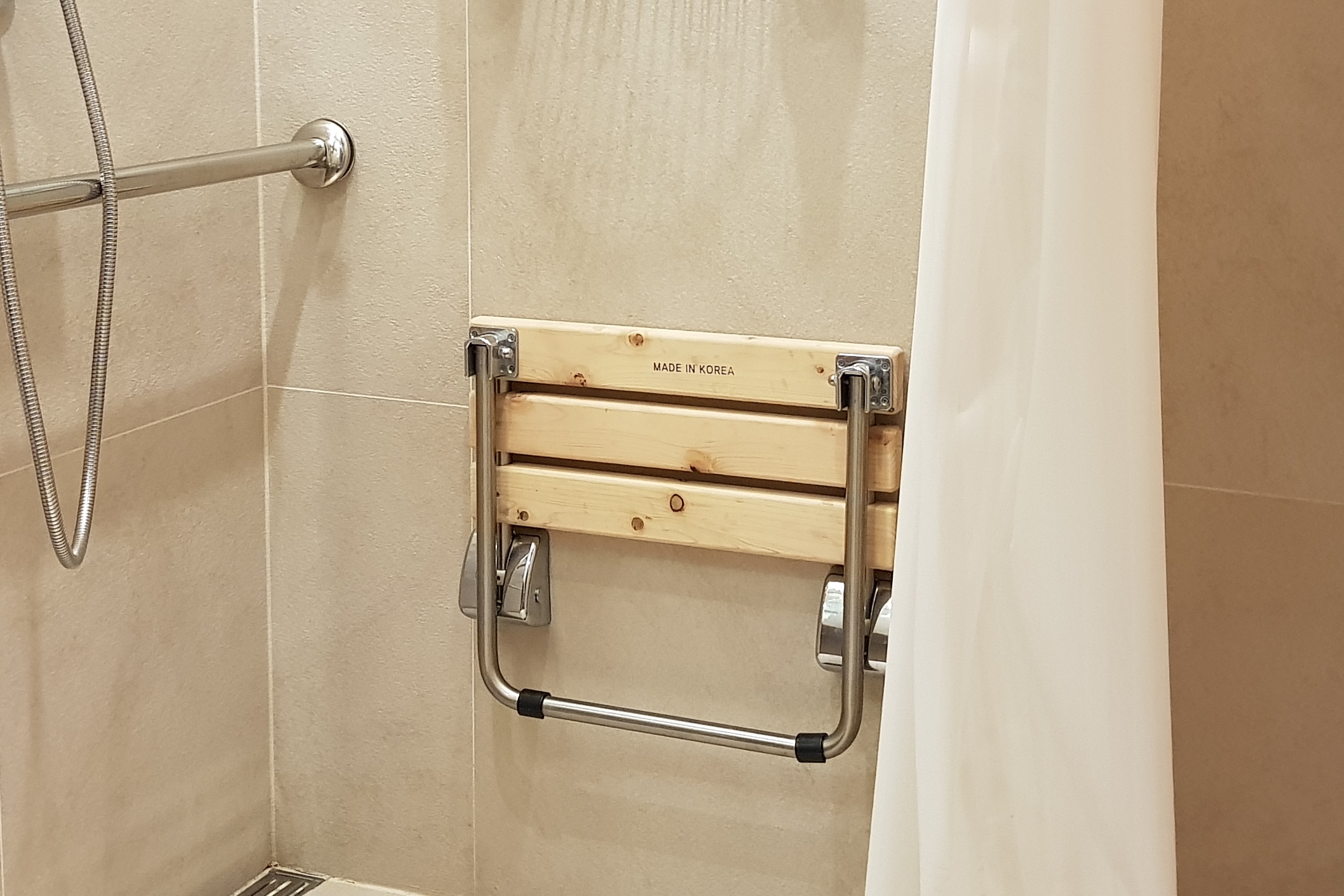 Roll-in shower0 : Shower chairs installed in the restroom of the Aloft Seoul Myeongdong
