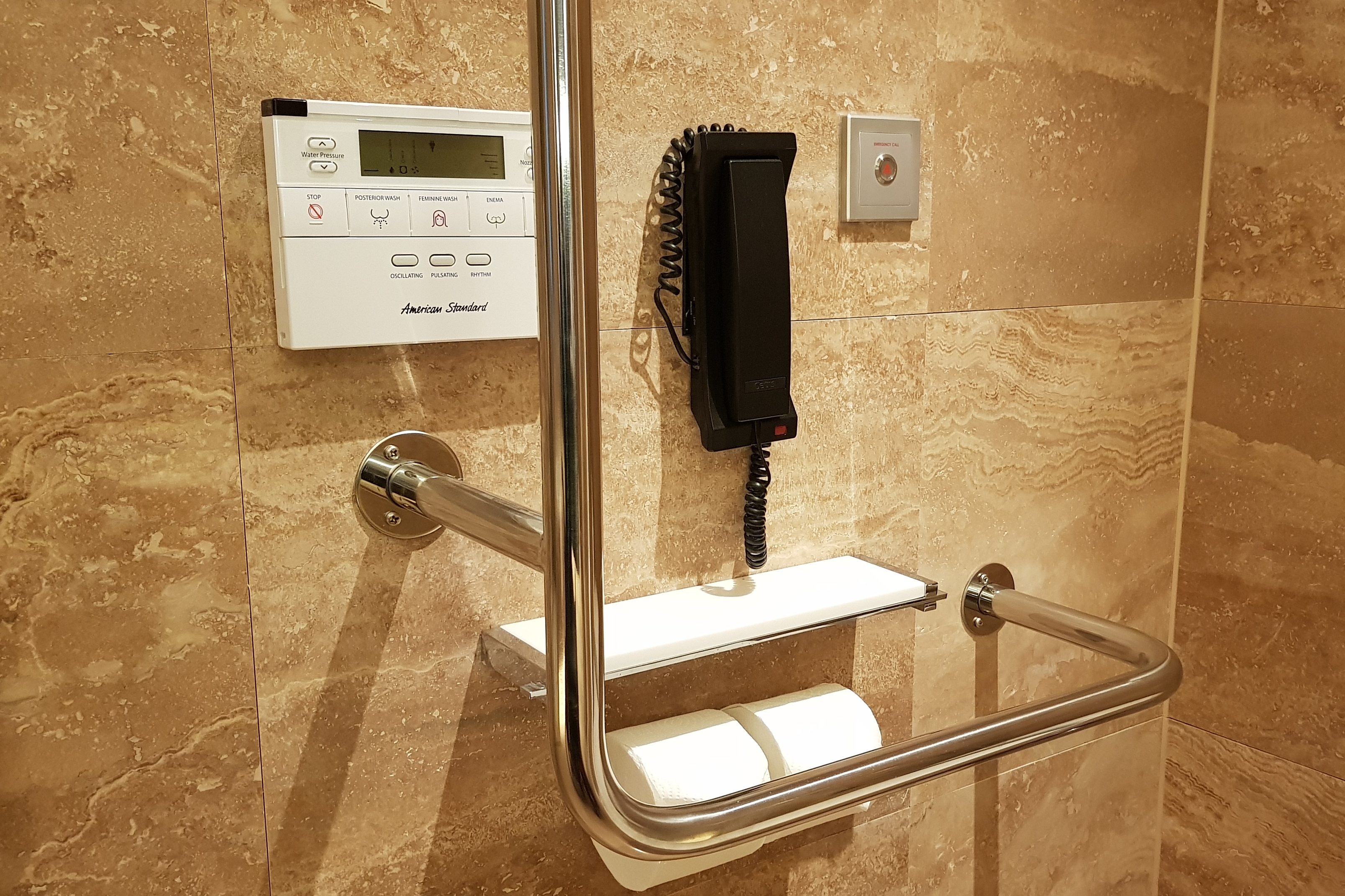 객실 화장실0 : 객실 화장실에 설치된 비상 전화