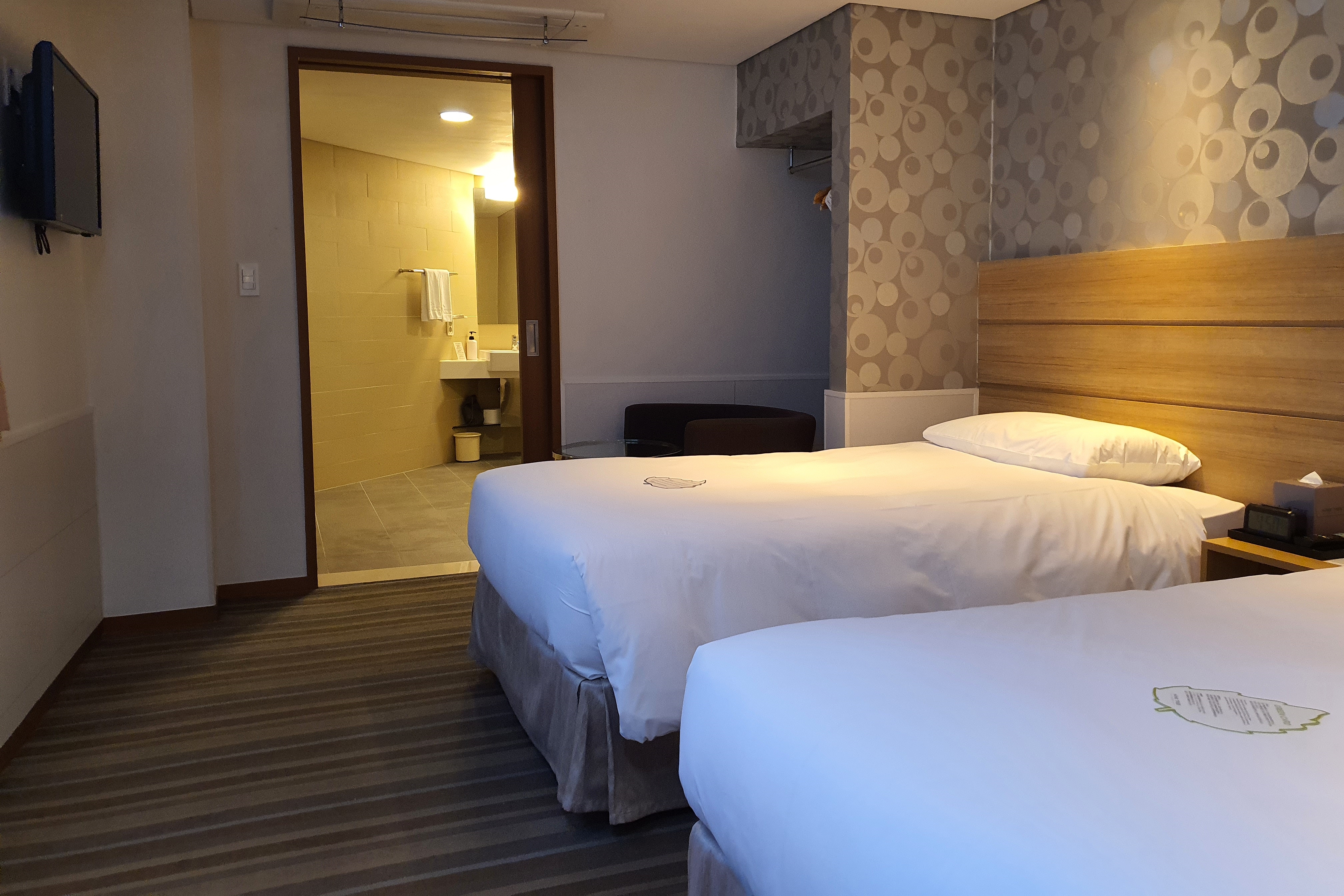 Nine Tree Hotel Myeongdong2 : Neat interior view of the accessible guest room 