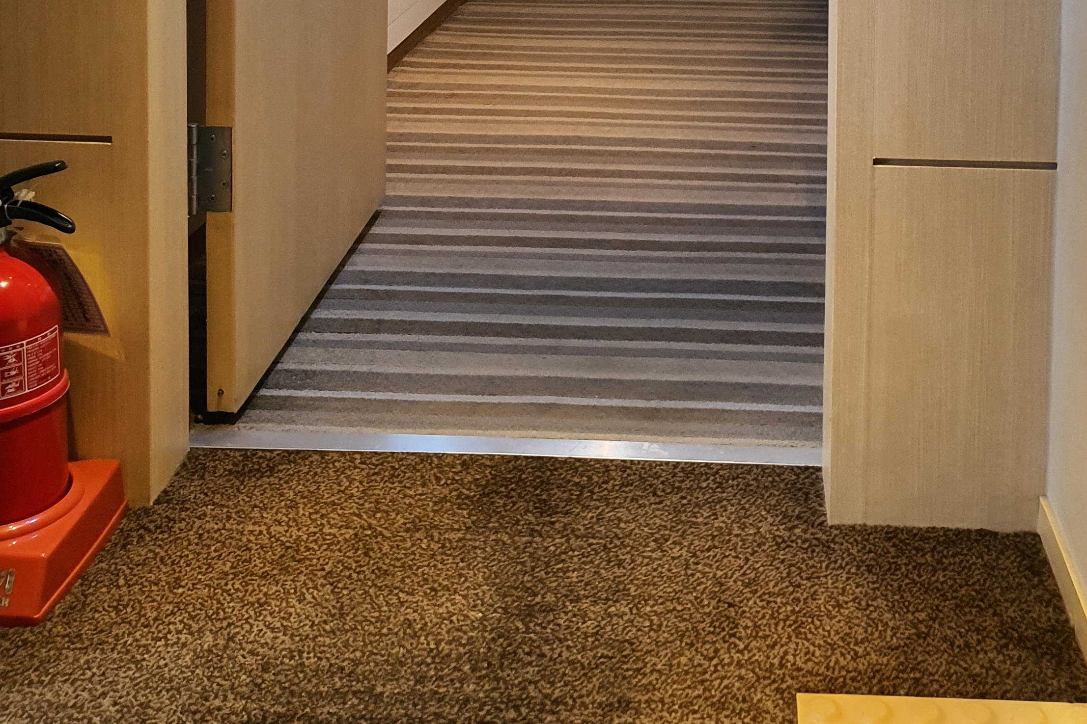 Accessible guestroom0 : Close-up of the flat doorway of the guest room