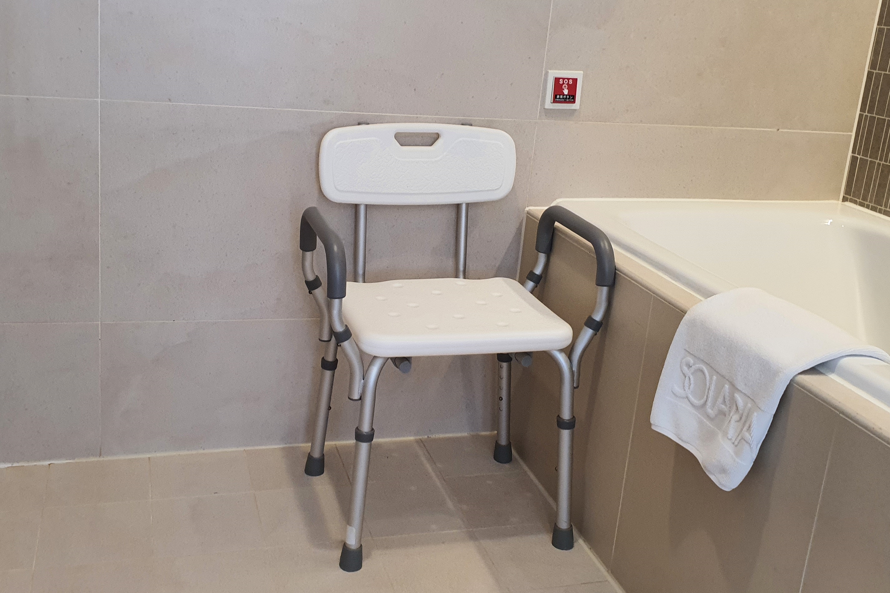 Bathroom in the guestroom0 : Shower chair in the bathroom