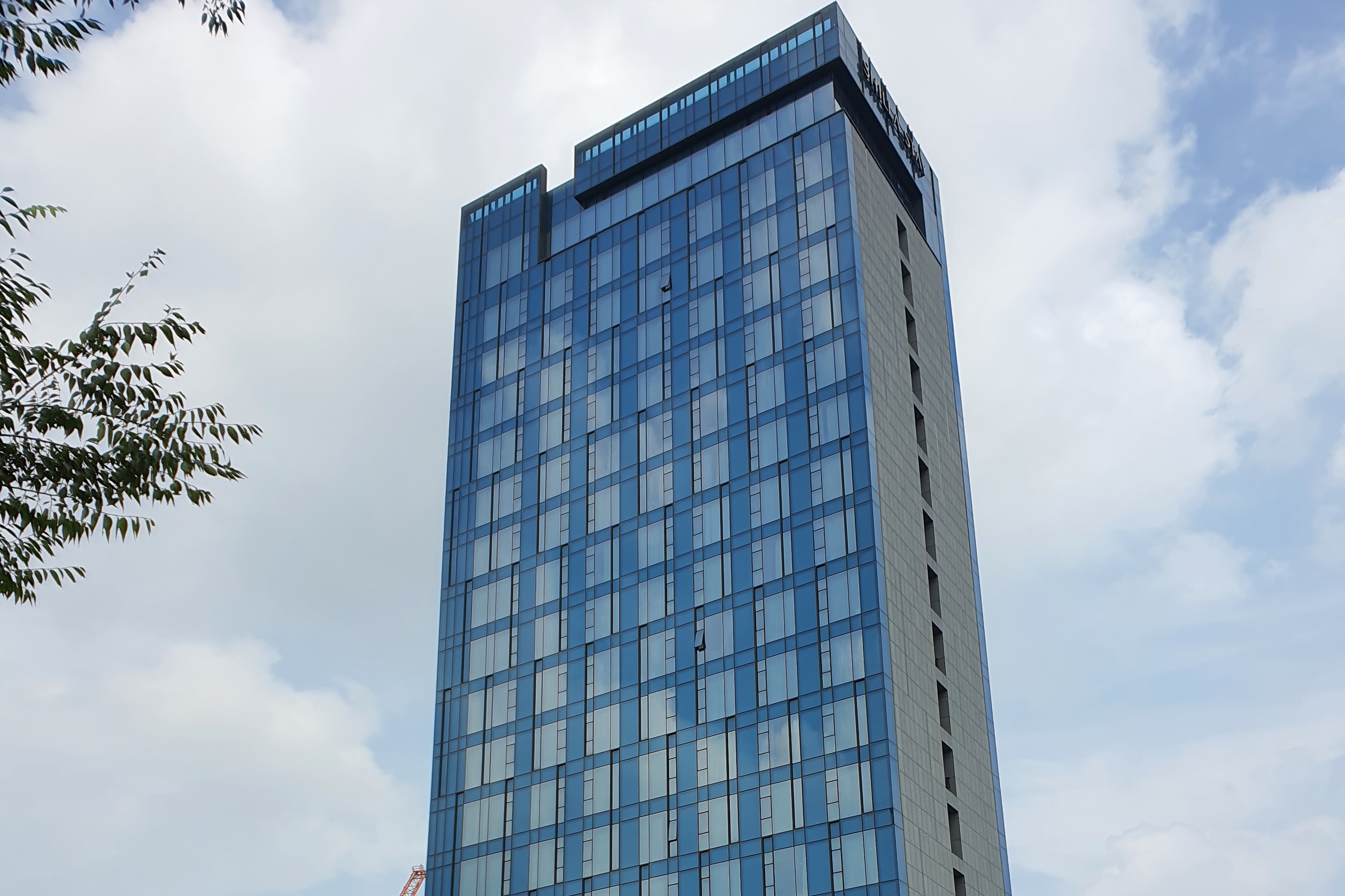 Shilla Stay Guro0 : A panoramic view of the hotel with the sky reflected on the exterior glass wall