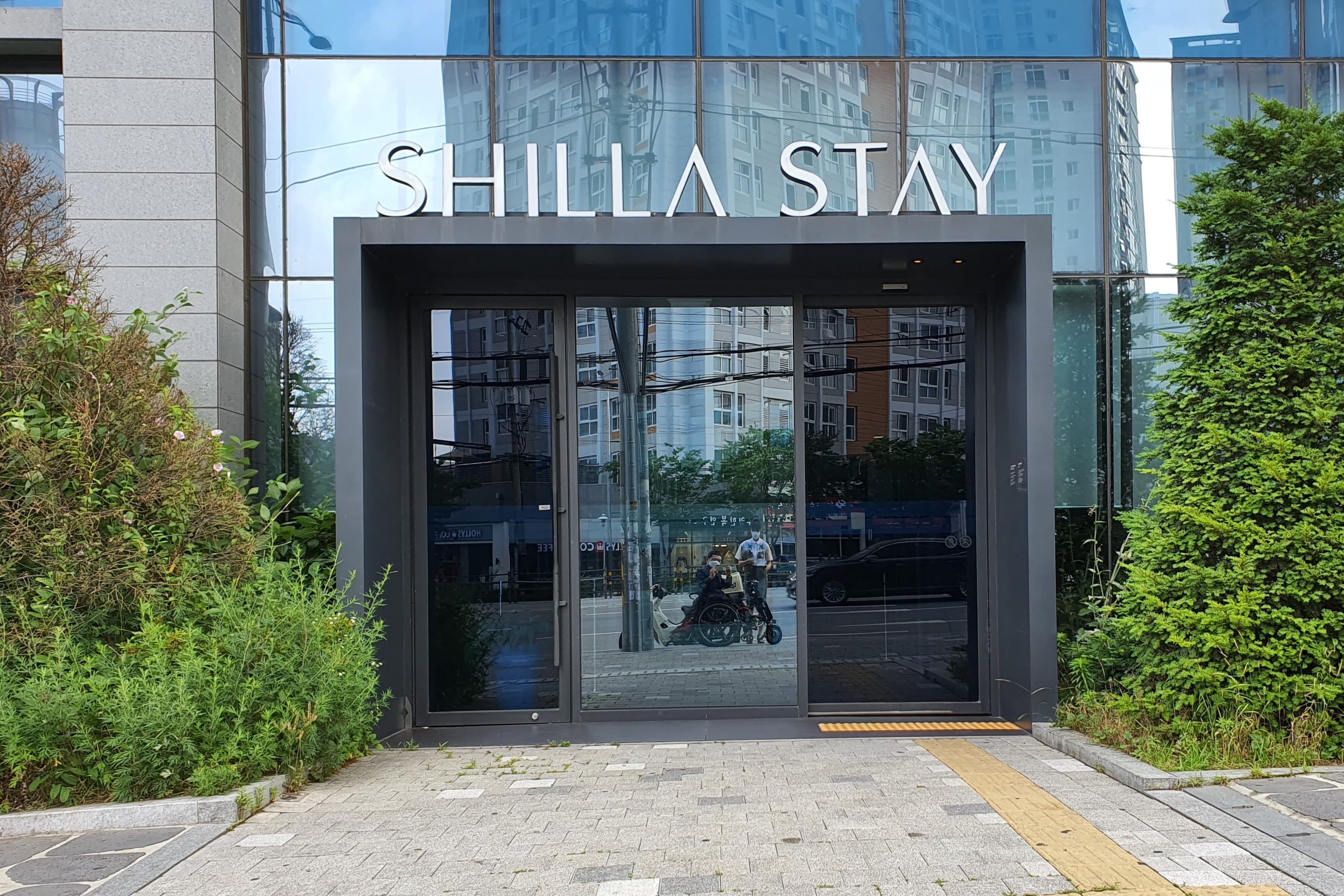 Shilla Stay Guro1 : The hotel main entrance with both an automatic and a hinged door 