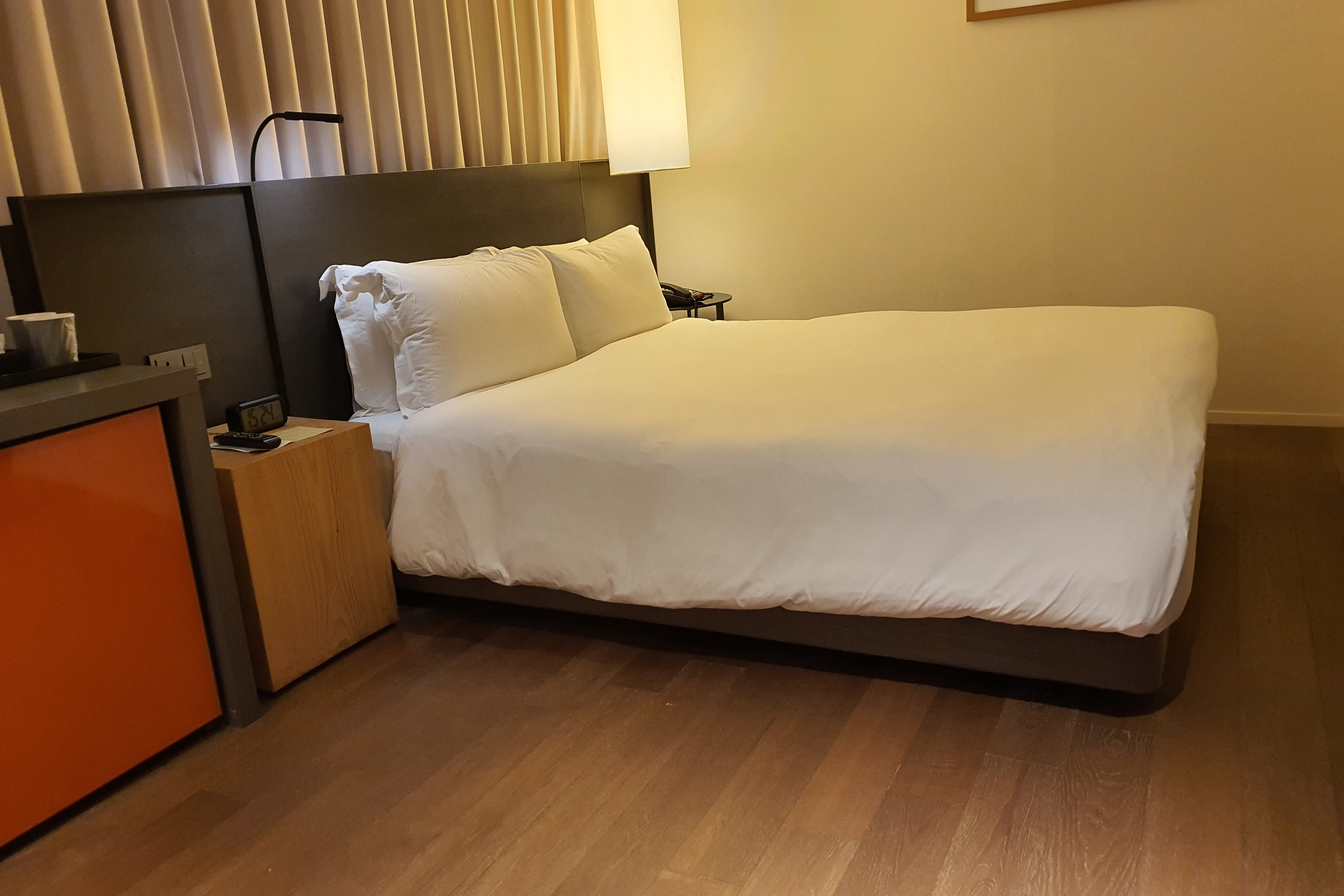Accessible guestroom0 : A neat and modern guestroom