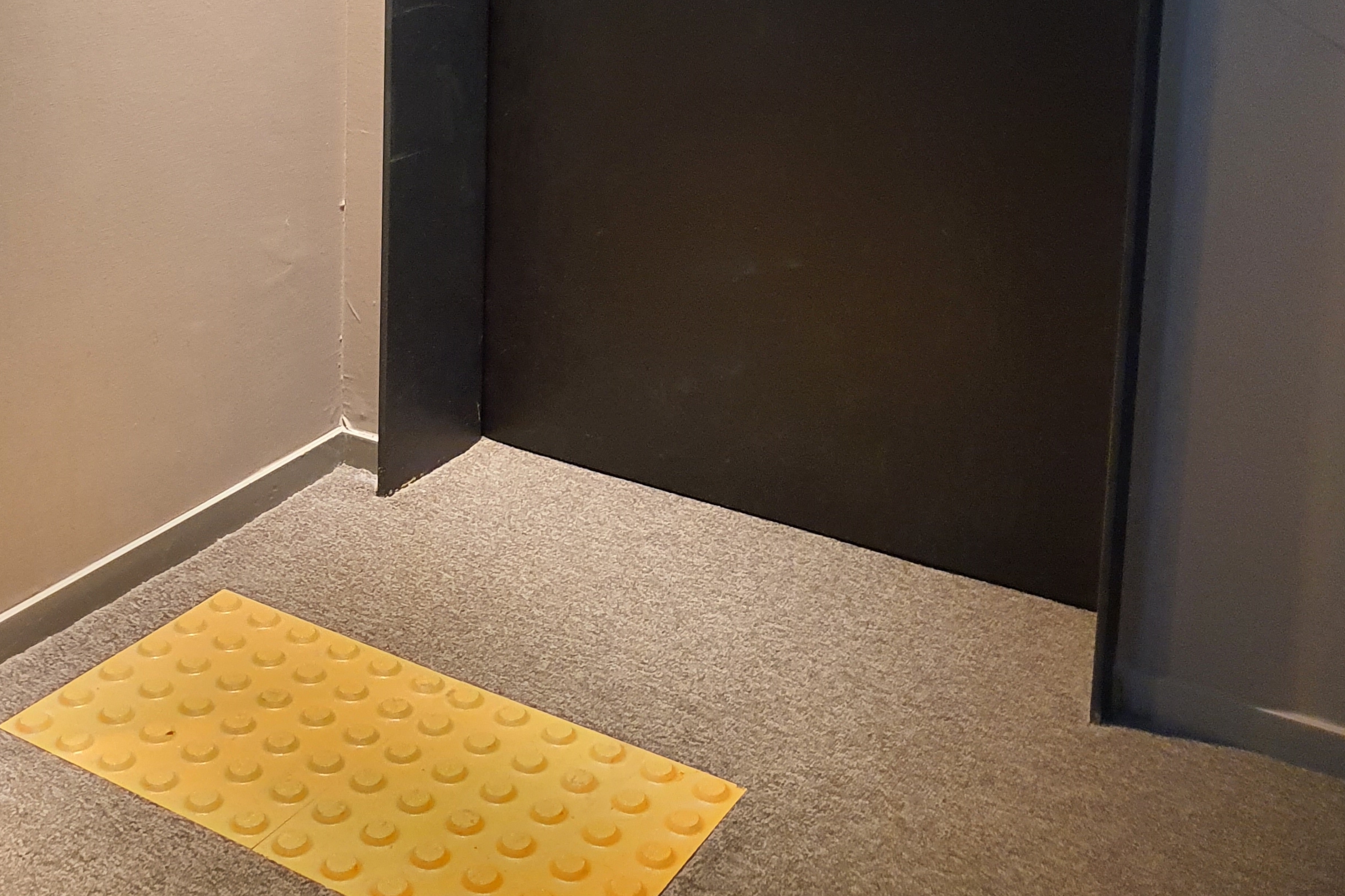 Accessible guestroom0 : Tactile paving installed in front of the guestroom door