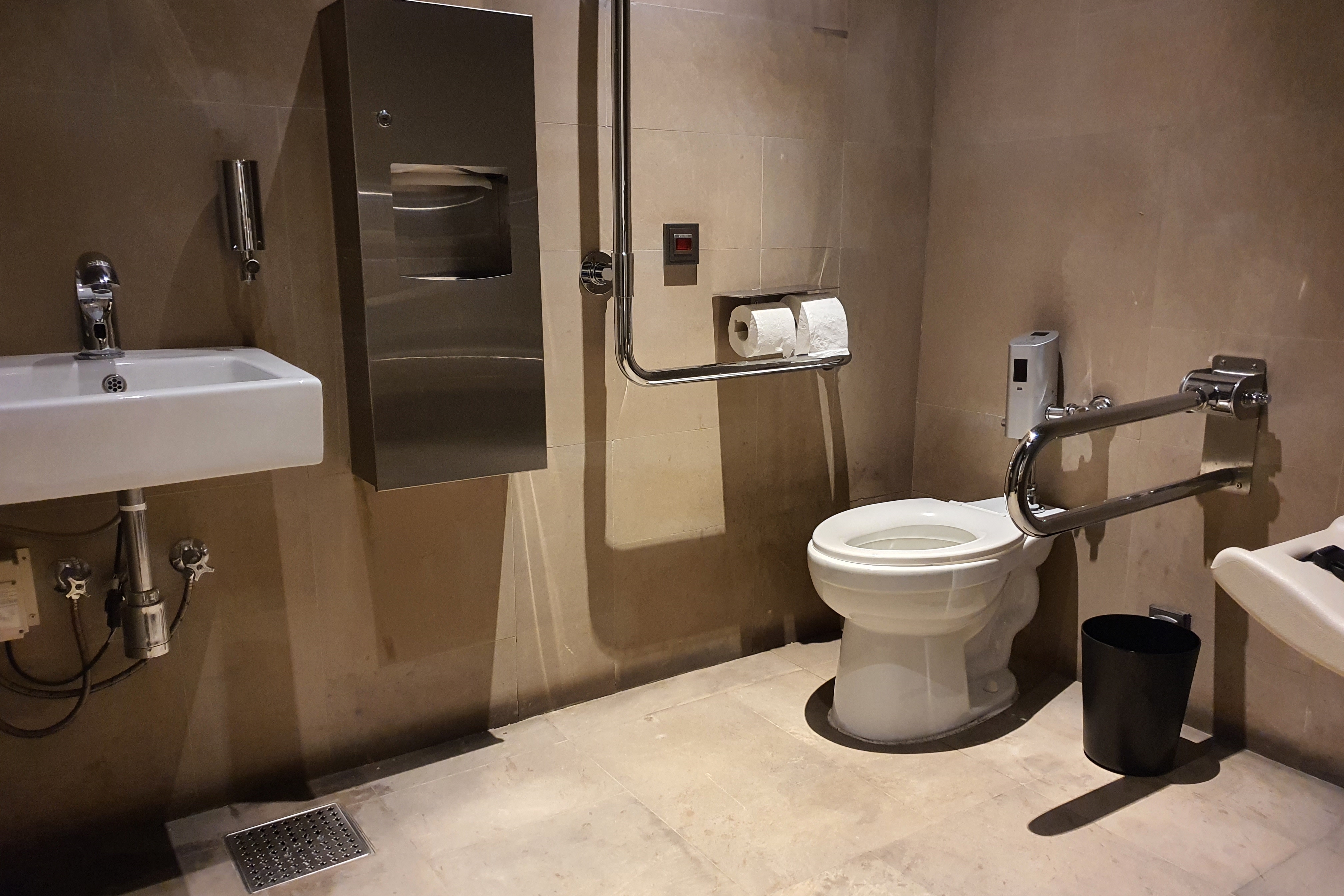 공용 화장실0 : 안전바가 설치된 장애인 화장실