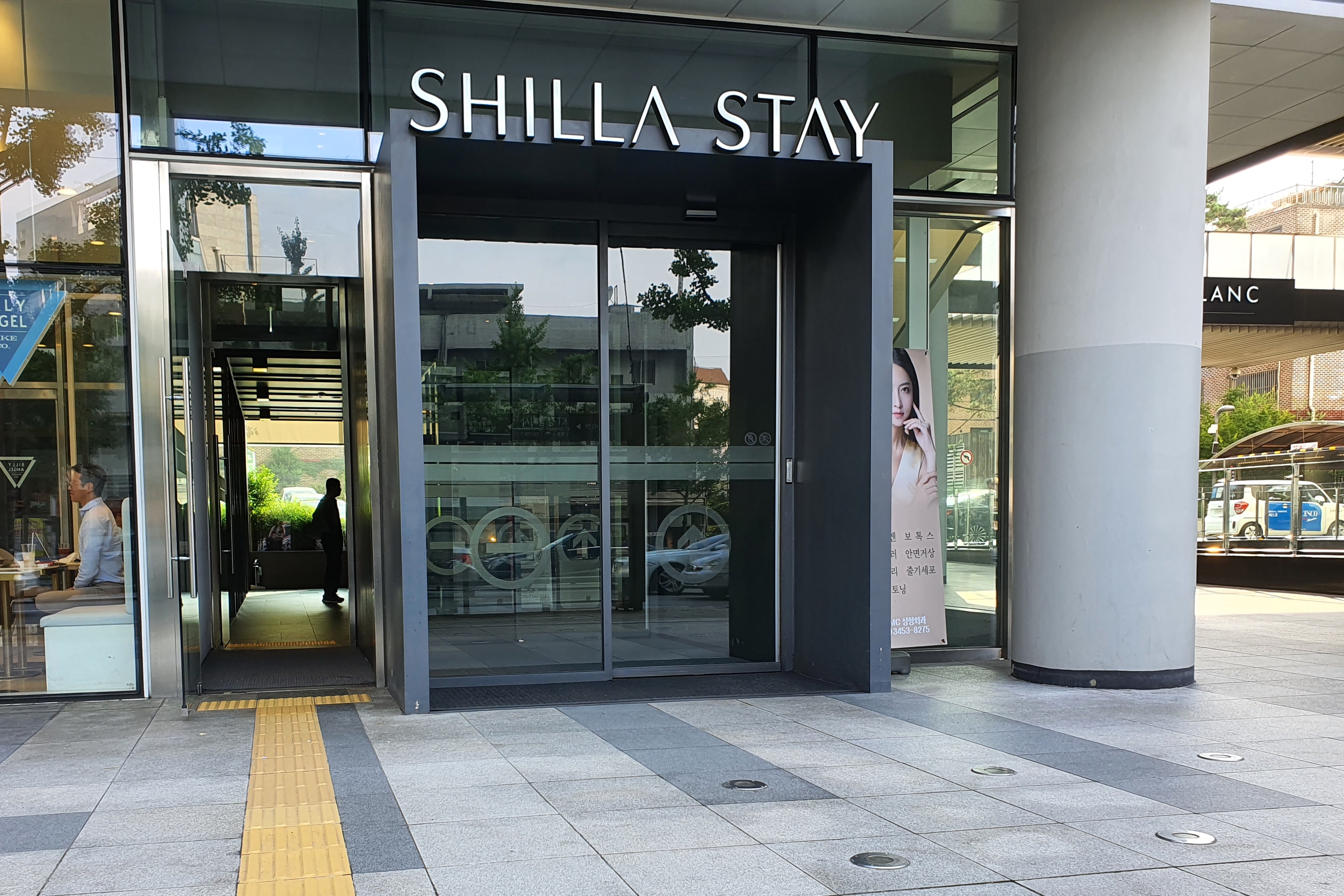 Shilla Stay Yeoksam1 : The hotel main entrance with both an automatic door and a higed door
