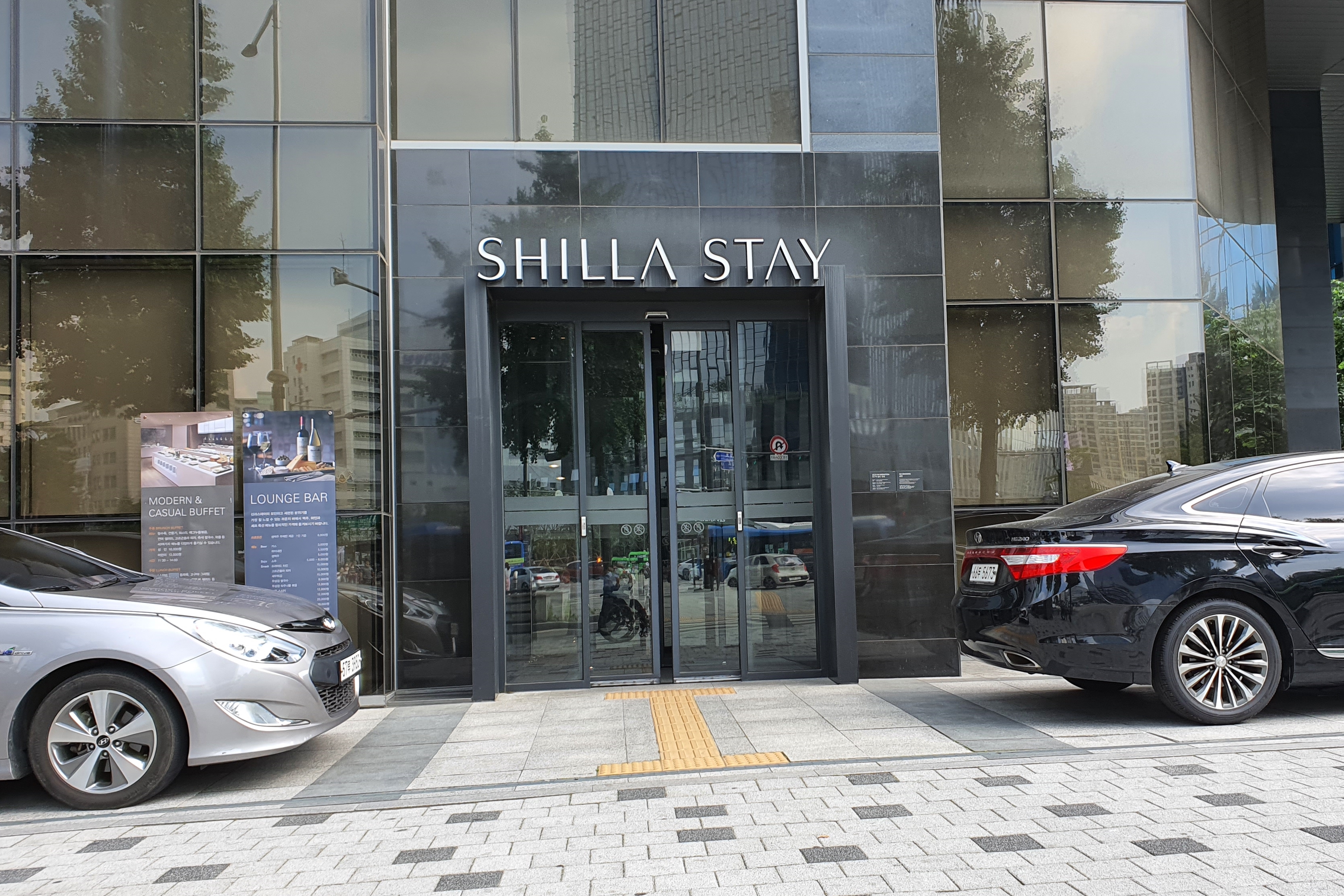 Shilla Stay Seodaemun1 : Main entrance of the Shilla Stay Seodaemun with flat floor and tactile paving
