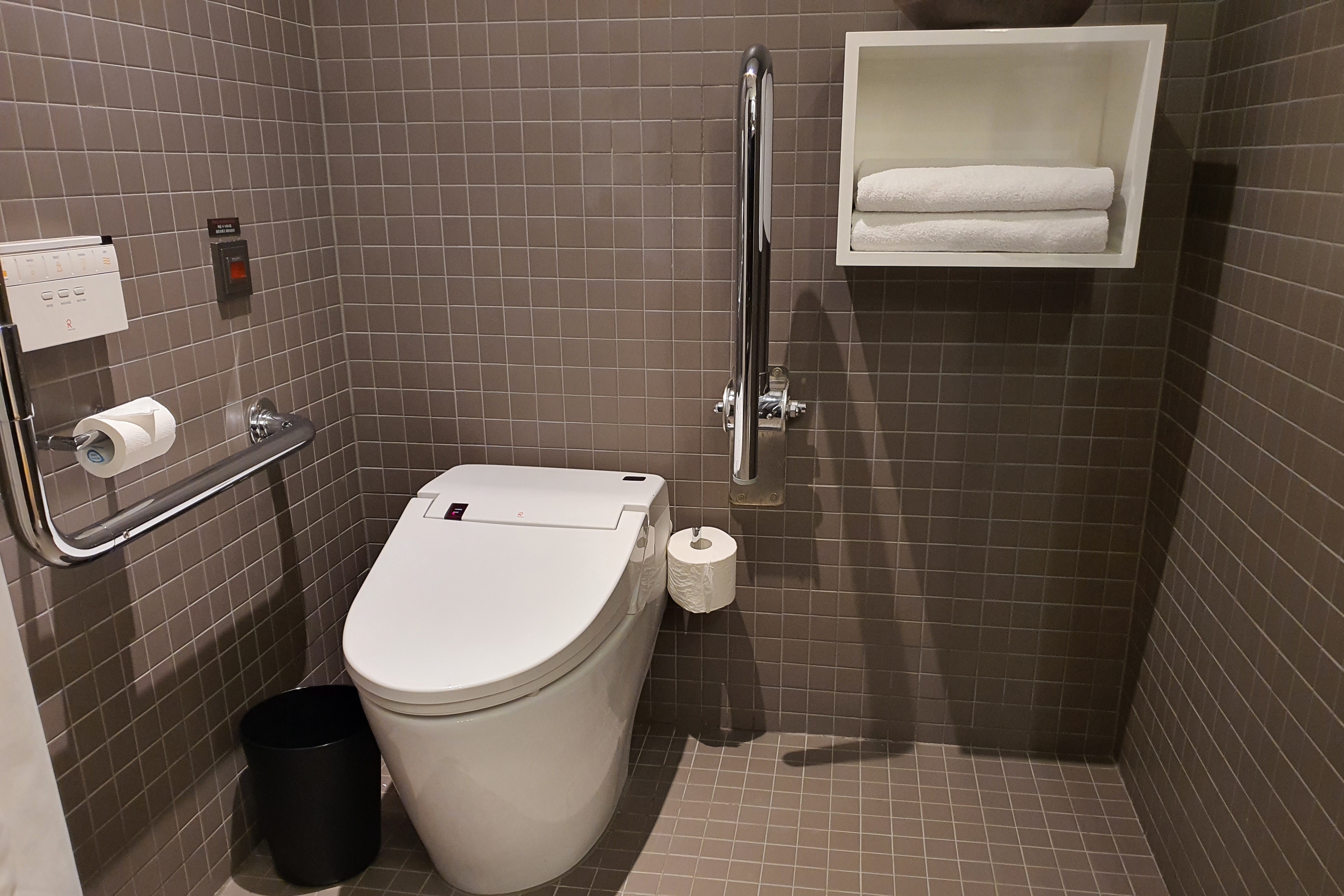 객실 화장실0 : 깨끗하게 정리된 화장실 내부