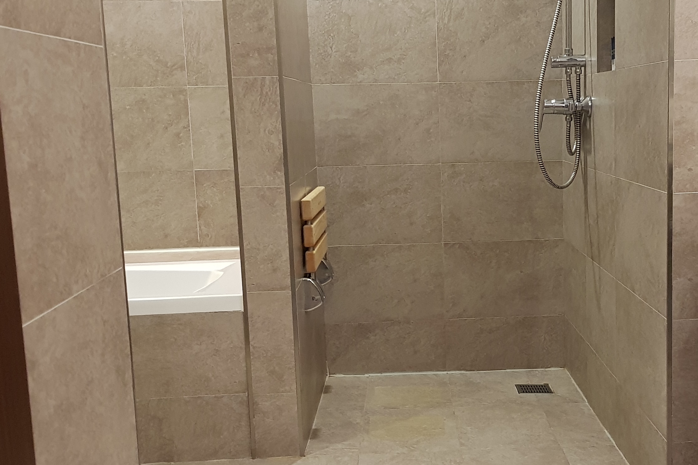샤워의자0 : 샤워의자가 설치되어 있는 포 포인츠 바이 쉐라톤 서울역 호텔 화장실 전경
