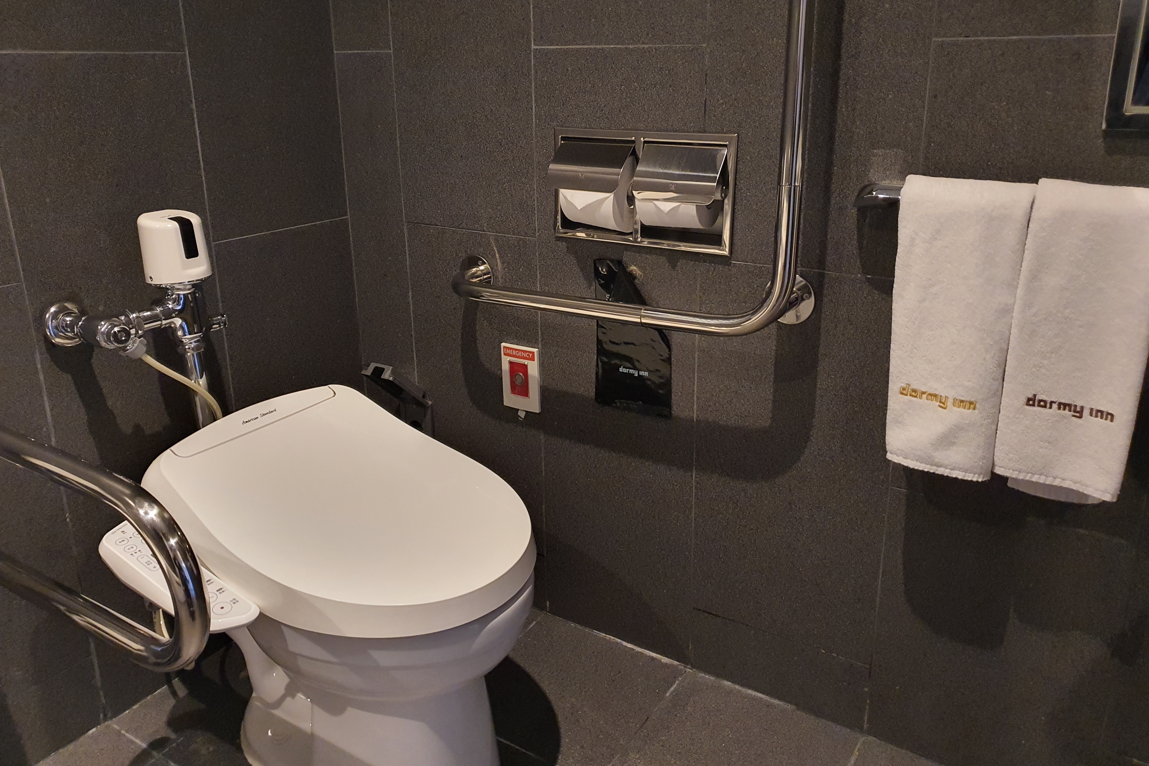 Accessible guesroom bathroom0 : A toilet equipped with a safety bar 