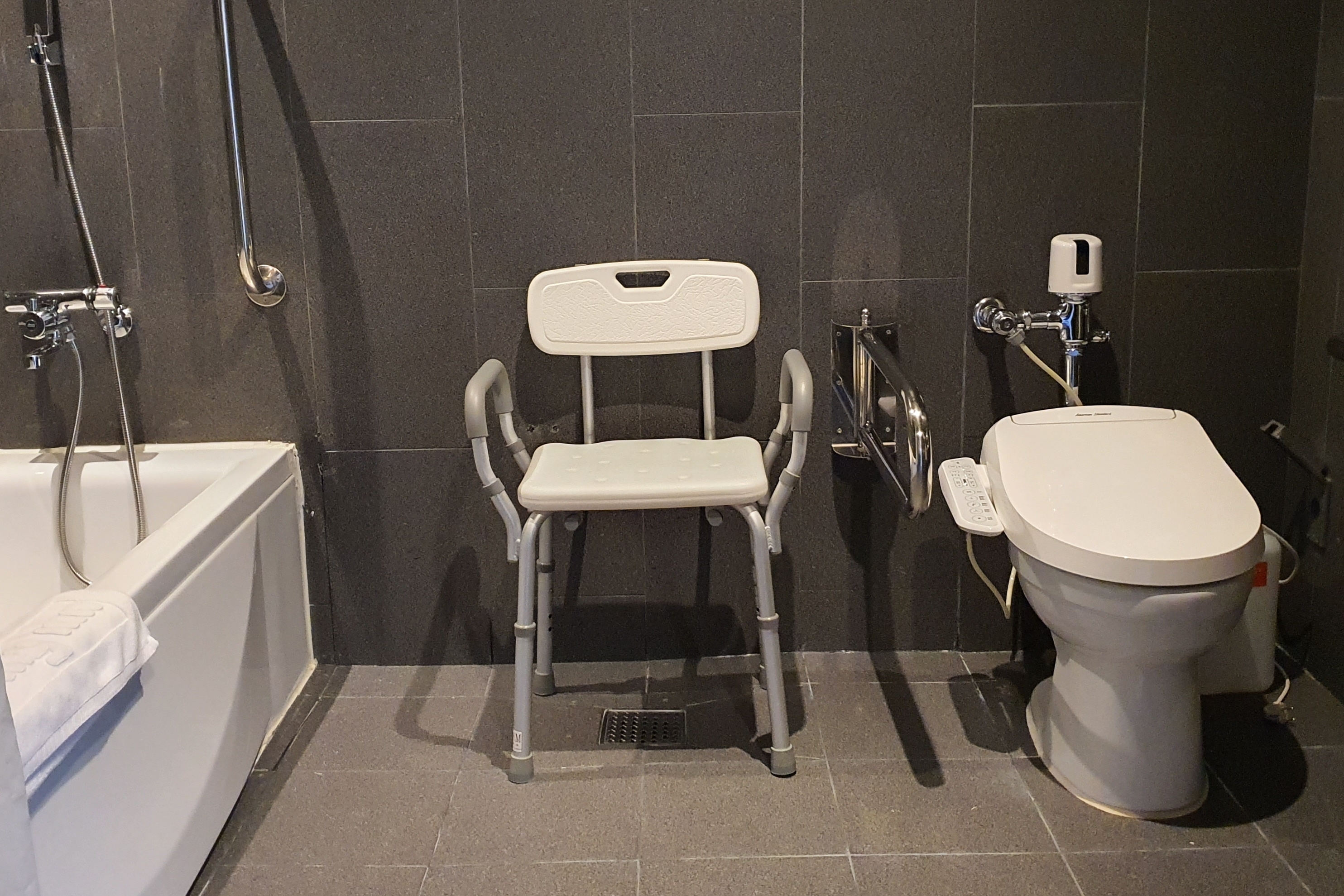 Accessible guesroom bathroom0 : Shower chairs in the bathroom 