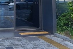 Main entrance0 : Main entrance of the Hotel Shilla with flat floor and tactile paving
