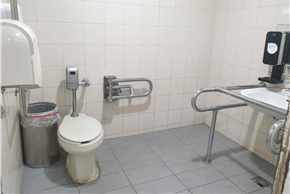 장애인화장실0 : 홈앤밀 공간 넓은 장애인화장실 내부 전경