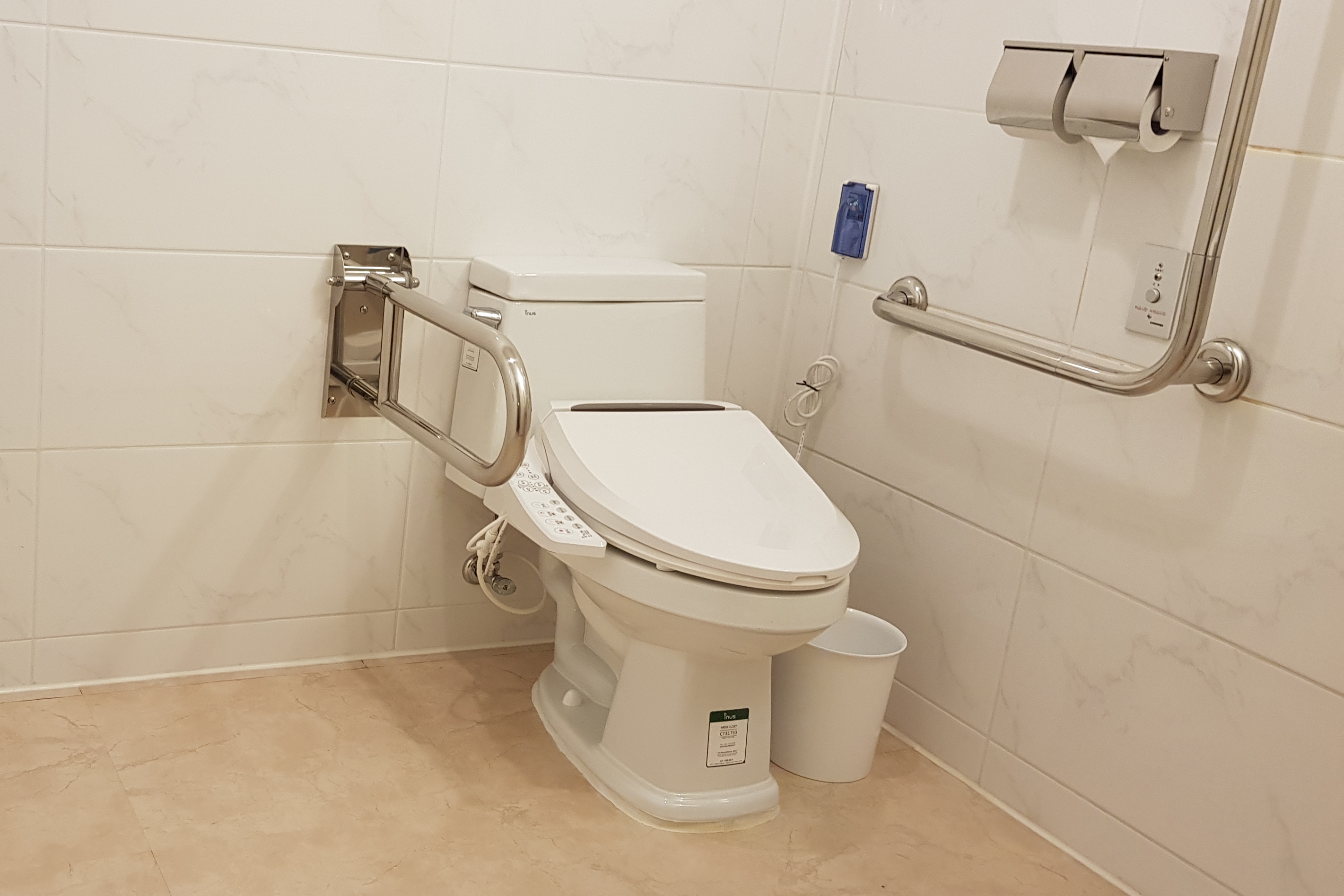 객실 화장실0 : 손잡이가 설치되어 있는 토요코인 서울동대문2 객실화장실 전경