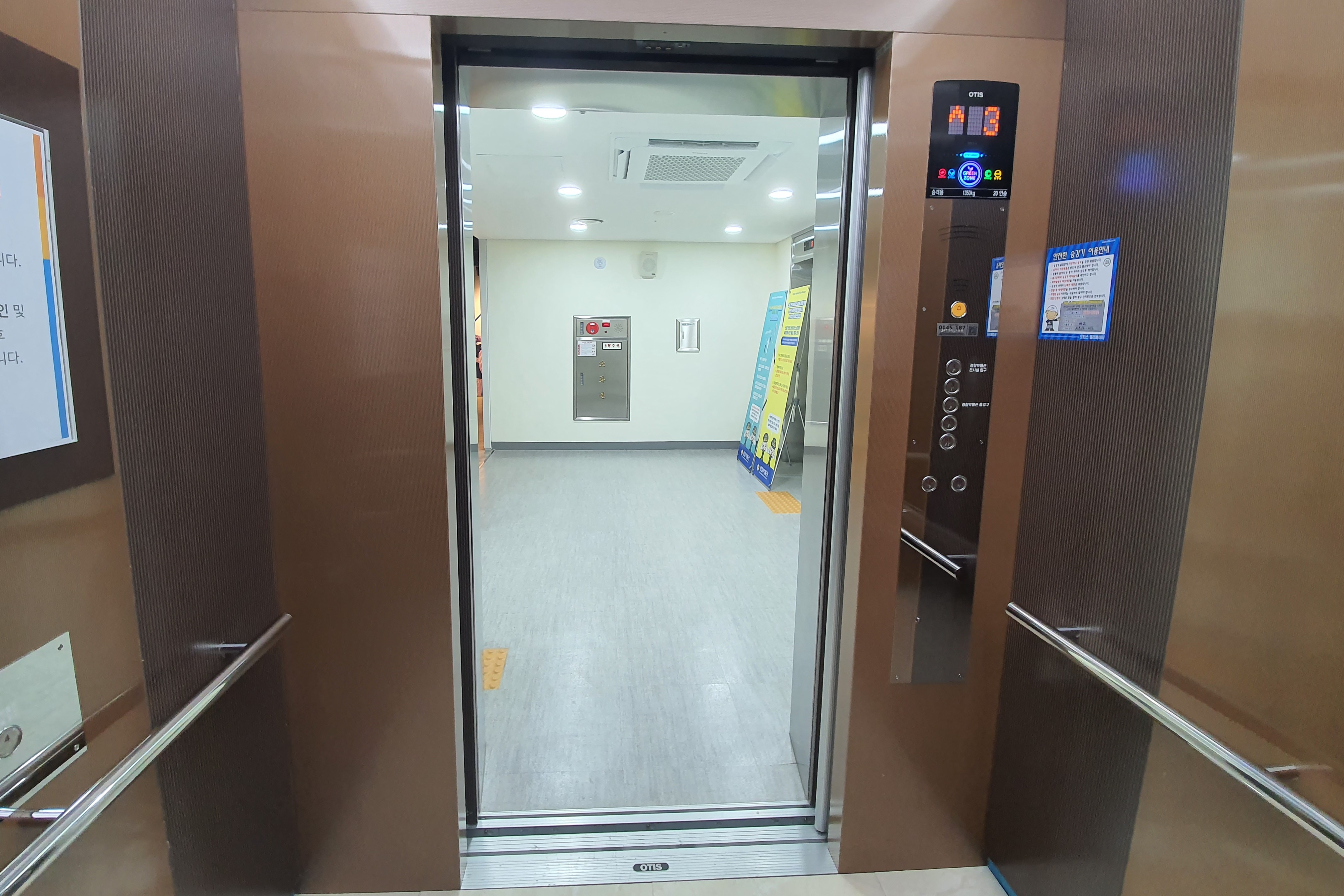 엘리베이터0 : 넓은 공간의 경찰박물관 엘리베이터 내부 전경