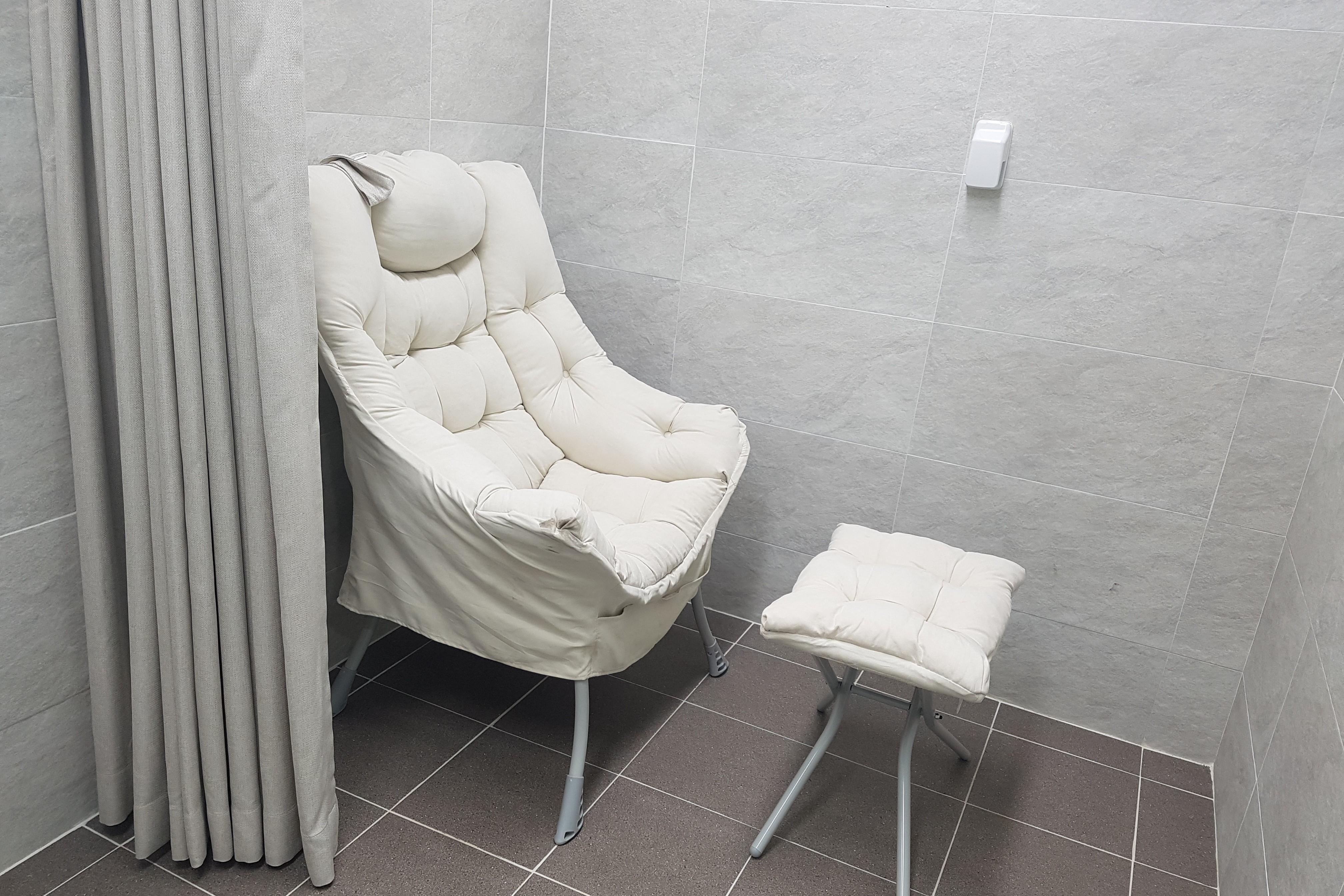 임산부 및 영유아휴게공간0 : 깨끗하고 밝은 느낌의 수유실 내부 전경